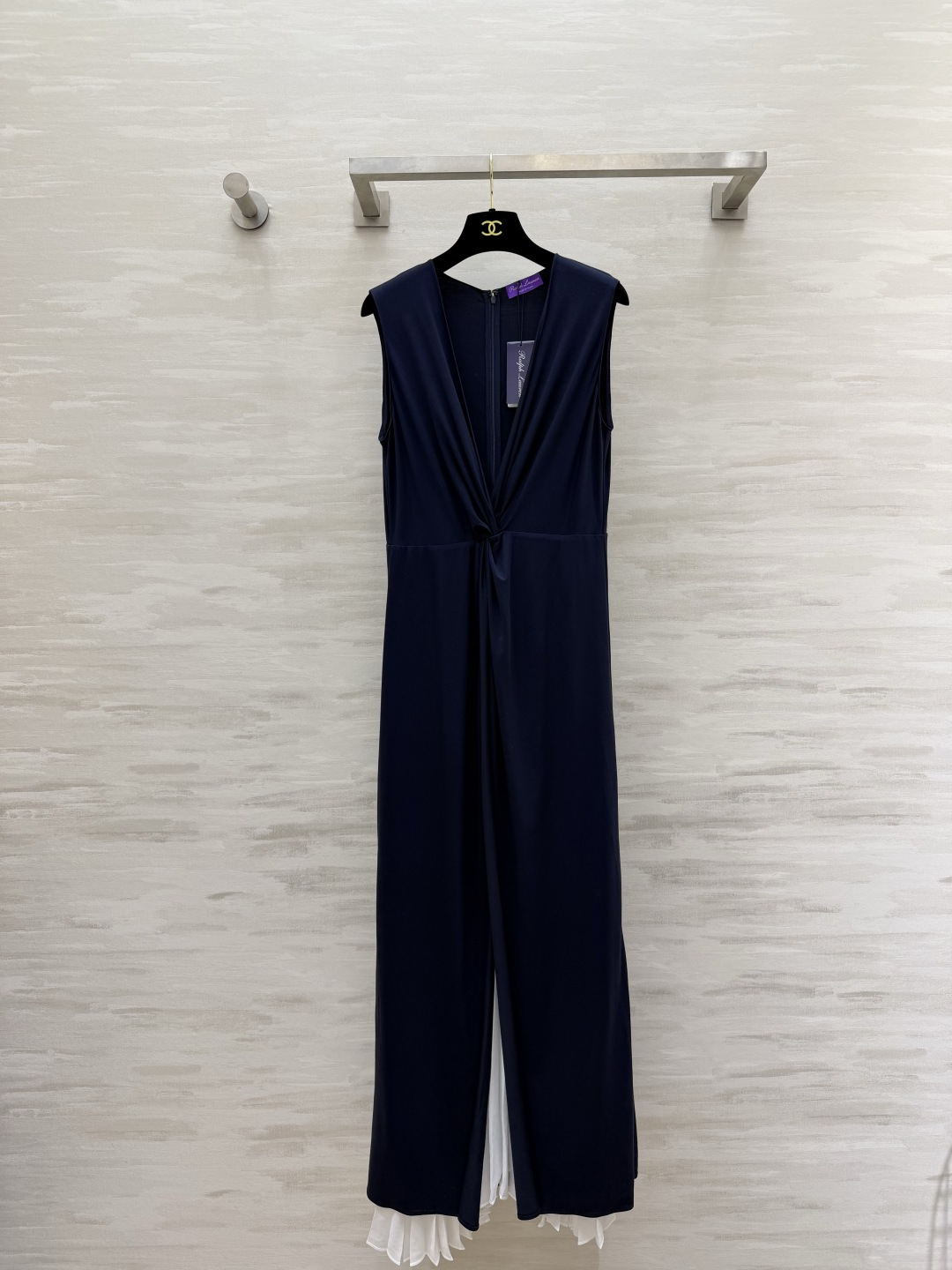 NO:883002,Ralph Lauren purple label nautical series Contrasting color slit long skirt Deep V twist waist design easily outlines the superior waistline The outer layer is draped with smooth navy blue fabric, which looks slim and majestic The slit is spliced with a whole piece of pleated white gauze, which creates an elegant and flexible atmosphere when walking. Sleeveless tailoring is neat and capable. It can be held for commuting, dinners and dates. Low-key contrasting colors are unobtrusive but highly recognizable. Proper temperament ceiling. High-quality customization  Available in stock first size S/M/L (S size bust 86, skirt length 145), women's clothing, loro piana, skirts,19860909Ralph Lauren紫标航海系列 撞色开叉长裙 深V扭结收腰设计 轻松勾勒出优越腰线 外层垂坠顺滑的藏青面料 显瘦又大气 开衩处拼接整片百褶白纱行走间自带飘逸灵动氛围感 无袖剪裁利落干练 通勤、晚宴、约会都能hold住 低调的撞色反差 不张扬却极具辨识度 妥妥的气质天花板 高品质定制 现货首发sizeS/M/L（s码胸围86,裙长145）,女装,loro piana,skirts,,Women's clothing
