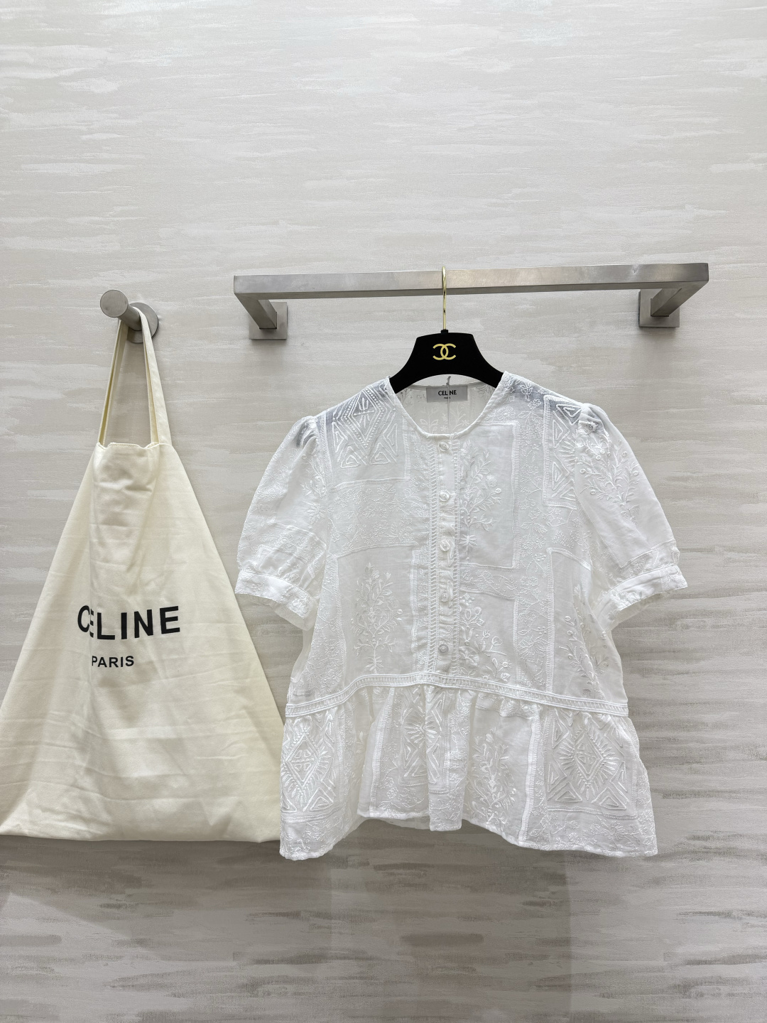 NO:883093,Celin embroidered short-sleeved shirt brings romance to your body with heavy splicing three-dimensional embroidery. Geometric pattern with floral branches and leaves, full of craftsmanship. Round neck, single row of exquisite buttons. Puff short sleeves gently modify the arm line. Lotus leaf cut at the hem. Lightweight and breathable cotton-like fabric. It has a transparent texture that is refreshing and not sweaty. It is clean and healing when worn alone. It has a French pastoral feel when paired with skirts and jeans. Gentle girl's natural top. High-quality customization.  Available in stock first size S/M/L (S size bust 94, length 55), Celine-clothing, celine, celine, skirts, jeans, T-shirt,19860909Celin刺绣短袖衬衣 把浪漫穿在身上满幅重工拼接式立体刺绣 几何纹样搭配花卉枝叶 工艺感拉满 圆领单排精致扣 泡泡短袖温柔修饰手臂线条下摆荷叶剪裁 轻薄透气棉感面料 自带通透肌理清爽不闷汗 单穿干净治愈 搭配半裙、牛仔裤都超有法式田园感 温柔女孩本命上衣 高品质定制 现货首发sizeS/M/L（s码胸围94,衣长55）,赛琳-服装,celine,celine,skirts,jeans,T-shirt,,Women's clothing