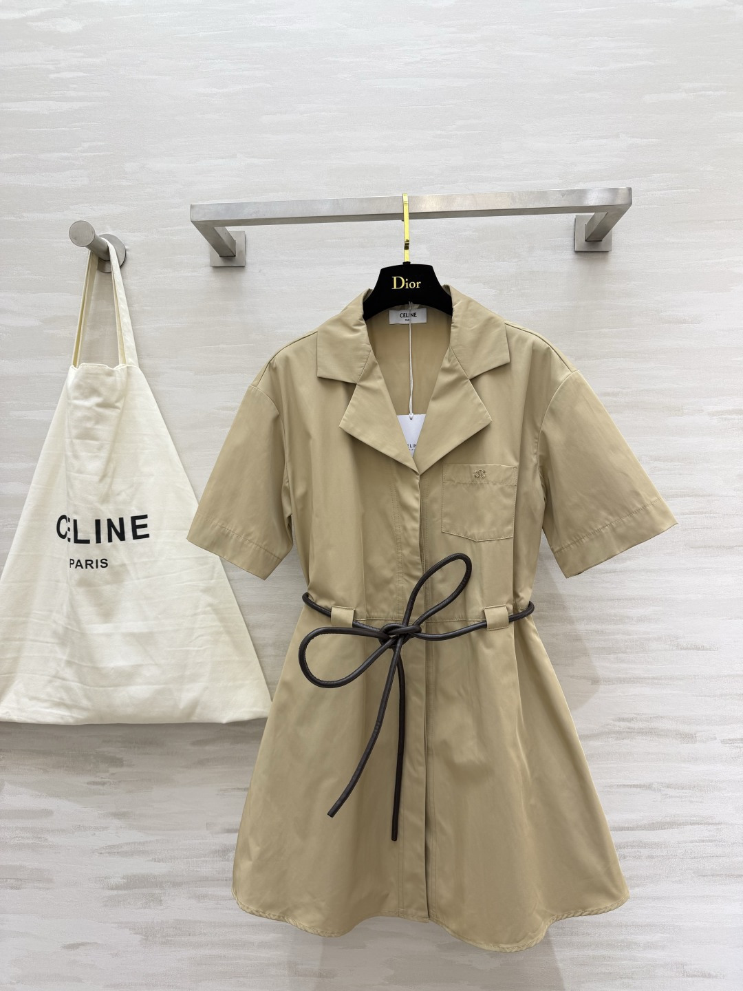 NO:883105,Celin French commuter ceiling!  The waist-cinching shirt dress with straps has its own elegant filter. It is gentle and elegant. The short-sleeved design of the suit lapel is neat and slim. The belt can directly pinch out the waist. It can be held for commuting, dating, and afternoon tea!  High-quality customization, available in stock first size S/M/L (S size bust 90, skirt length 78), Celine-clothing, celine, celine, skirts, shirts, T-shirt, business suit,19860909Celin法式通勤天花板！收腰绑带衬衫裙自带优雅滤镜 温柔又显气质 西装翻领短袖设计 利落又显瘦 腰带一系 直接掐出小蛮腰 通勤、约会、下午茶都能hold住！高品质定制 现货首发sizeS/M/L（s码胸围90,裙长78）,赛琳-服装,celine,celine,skirts,shirts,T-shirt,business suit,,Women's clothing