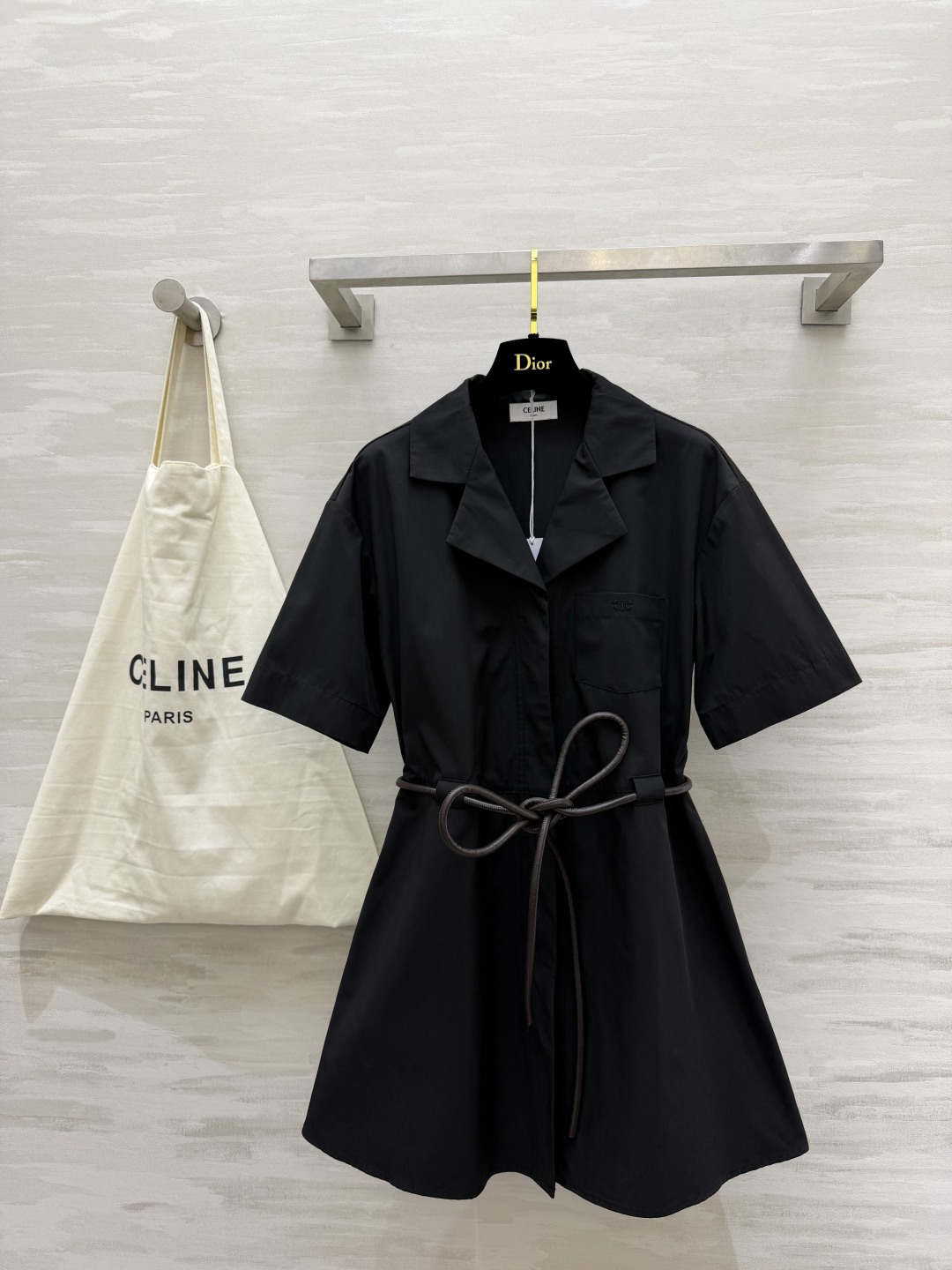 NO:883120,Celin French commuter ceiling!  The waist-cinching shirt dress with straps has its own elegant filter. It is gentle and elegant. The short-sleeved design of the suit lapel is neat and slim. The belt can directly pinch out the waist. It can be held for commuting, dating, and afternoon tea!  High-quality customization, available in stock first size S/M/L (S size bust 90, skirt length 78), Celine-clothing, celine, celine, skirts, shirts, T-shirt, business suit,19860909Celin法式通勤天花板！收腰绑带衬衫裙自带优雅滤镜 温柔又显气质 西装翻领短袖设计 利落又显瘦 腰带一系 直接掐出小蛮腰 通勤、约会、下午茶都能hold住！高品质定制 现货首发sizeS/M/L（s码胸围90,裙长78）,赛琳-服装,celine,celine,skirts,shirts,T-shirt,business suit,,Women's clothing