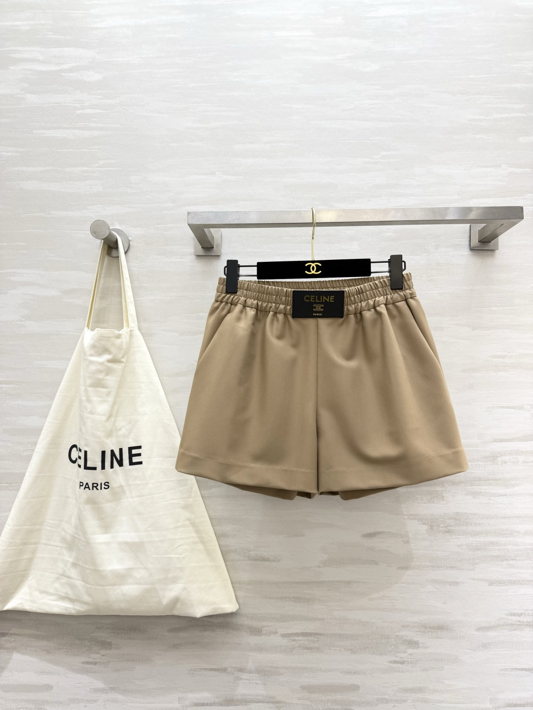 NO:883138,Celin's all-purpose summer pants | Elastic waisted wide-leg suit shorts, a must-have item for commuting, casual, and casual wear. Selected draping anti-wrinkle worsted suit fabrics. High-waisted elastic waist design does not pick up the waistline. Easy to put on and take off without restraint. A-line wide-leg version. Optimized leg lines. Hidden side pockets combine beauty and practicality. Simple and elegant, classic khaki!  Versatile black!  The tops look great with T-shirts, shirts, and knitwear!  Easily match your outfits throughout the summer!  High-quality customization, available in stock first size S/M/L (S size elastic waist 66, hip 100, trouser length 36), Celine-clothing, celine, celine, shorts, shirts, tees, t-shirt, business suit,19860909Celin夏日万能神裤｜松紧腰阔腿西装短裤通勤休闲通吃的刚需单品 甄选垂顺抗皱精纺西装面料 高腰松紧腰设计不挑腰围 穿脱自在无束缚利落A字阔腿版型 优化腿部线条 侧边隐形口袋兼顾美观与实用性 简约大气 经典卡其！百搭黑色！上衣随便搭T恤、衬衫、针织都出彩！轻松搞定一整个夏天的穿搭搭配！高品质定制 现货首发sizeS/M/L（s码弹力腰围66,臀围100,裤长36）,赛琳-服装,celine,celine,shorts,shirts,tees，t-shirt,business suit,,Women's clothing