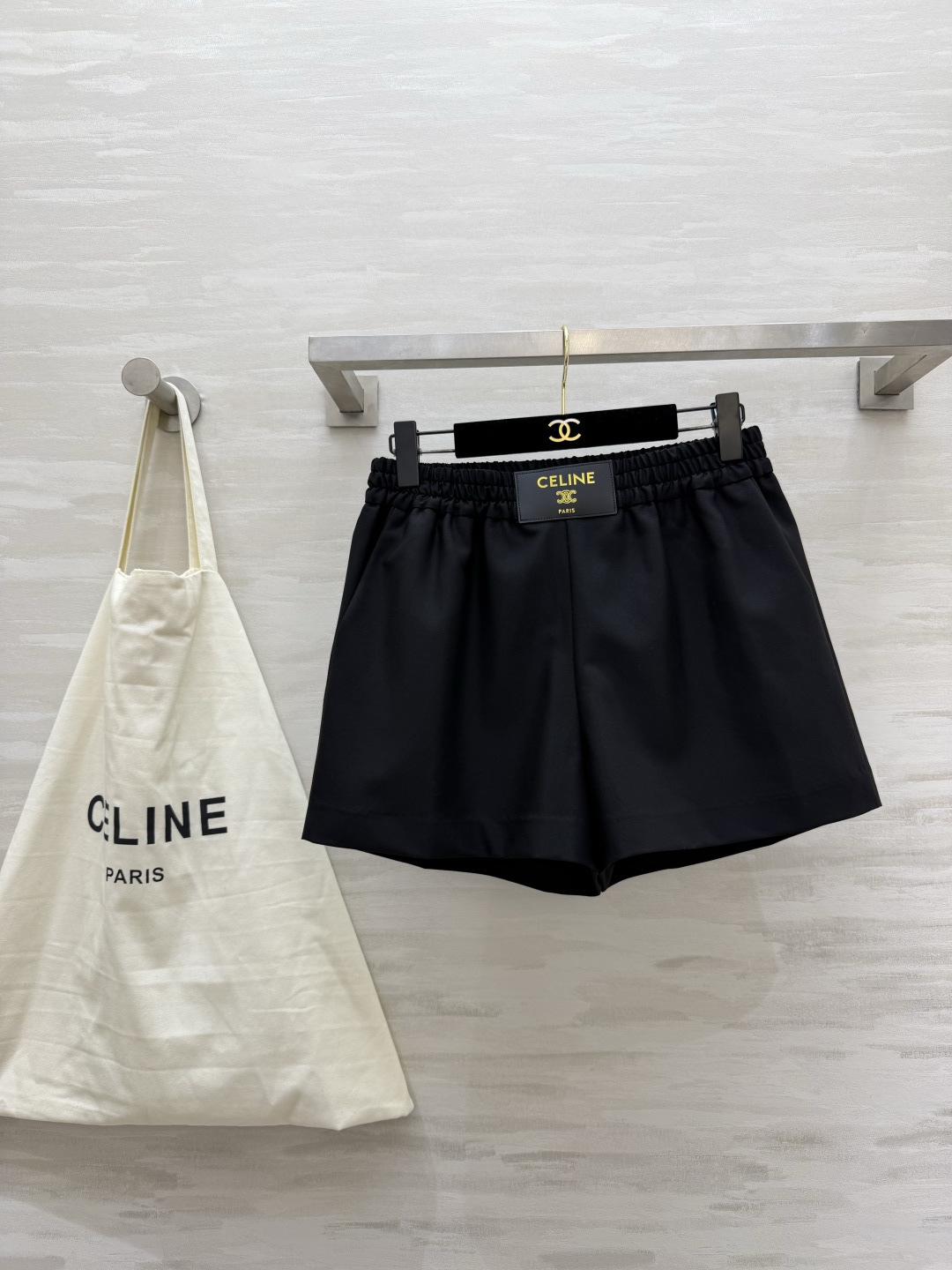 NO:883156,Celin's all-purpose summer pants | Elastic waisted wide-leg suit shorts, a must-have item for commuting, casual, and casual wear. Selected draping anti-wrinkle worsted suit fabrics. High-waisted elastic waist design does not pick up the waistline. Easy to put on and take off without restraint. A-line wide-leg version. Optimized leg lines. Hidden side pockets combine beauty and practicality. Simple and elegant, classic khaki!  Versatile black!  The tops look great with T-shirts, shirts, and knitwear!  Easily match your outfits throughout the summer!  High-quality customization, available in stock first size S/M/L (S size elastic waist 66, hip 100, trouser length 36), Celine-clothing, celine, celine, shorts, shirts, tees, t-shirt, business suit,19860909Celin夏日万能神裤｜松紧腰阔腿西装短裤通勤休闲通吃的刚需单品 甄选垂顺抗皱精纺西装面料 高腰松紧腰设计不挑腰围 穿脱自在无束缚利落A字阔腿版型 优化腿部线条 侧边隐形口袋兼顾美观与实用性 简约大气 经典卡其！百搭黑色！上衣随便搭T恤、衬衫、针织都出彩！轻松搞定一整个夏天的穿搭搭配！高品质定制 现货首发sizeS/M/L（s码弹力腰围66,臀围100,裤长36）,赛琳-服装,celine,celine,shorts,shirts,tees，t-shirt,business suit,,Women's clothing