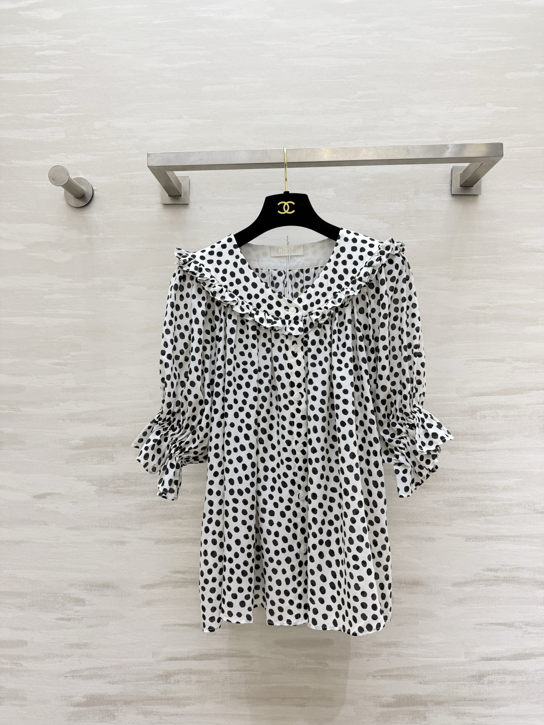 NO:883073,Chloé retro polka-dot lotus leaf silk top captures the sweet summer atmosphere. Classic black and white small polka dots with French retro filter. Timeless fashion elements. Double-layered fungus-edged baby collar. Softly modify the face. Fully age-reducing effect. Half-breasted design. Easy to put on and take off. Loose babydoll shape accommodates various body shapes. Cuffs lantern pleated trumpet sleeves. Lightweight and breathable silk texture fabric. Lightweight upper body. It is perfect when paired with shorts and skirts. It is suitable for travel and daily commuting!  High-quality customization, available in stock first size S/M/L (S size bust 122, length 59), women's clothing, chloe, skirts, shorts, real silk,19860909Chloé复古波点荷叶真丝上衣 拿捏夏日清甜氛围感经典黑白小波点自带法式复古滤镜 永不过时的时尚元素 双层木耳边娃娃领 柔和修饰脸型 减龄效果拉满 半开襟排扣设计 穿脱方便 宽松娃娃衫版型包容各种身形 袖口灯笼褶皱喇叭袖 轻薄透气真丝肌理面料 上身轻盈 搭配短裤、半裙都超出彩,出游、日常通勤都很合适！高品质定制 现货首发sizeS/M/L（s码胸围122,衣长59）,女装,chloe,skirts,shorts,real silk,,Women's clothing