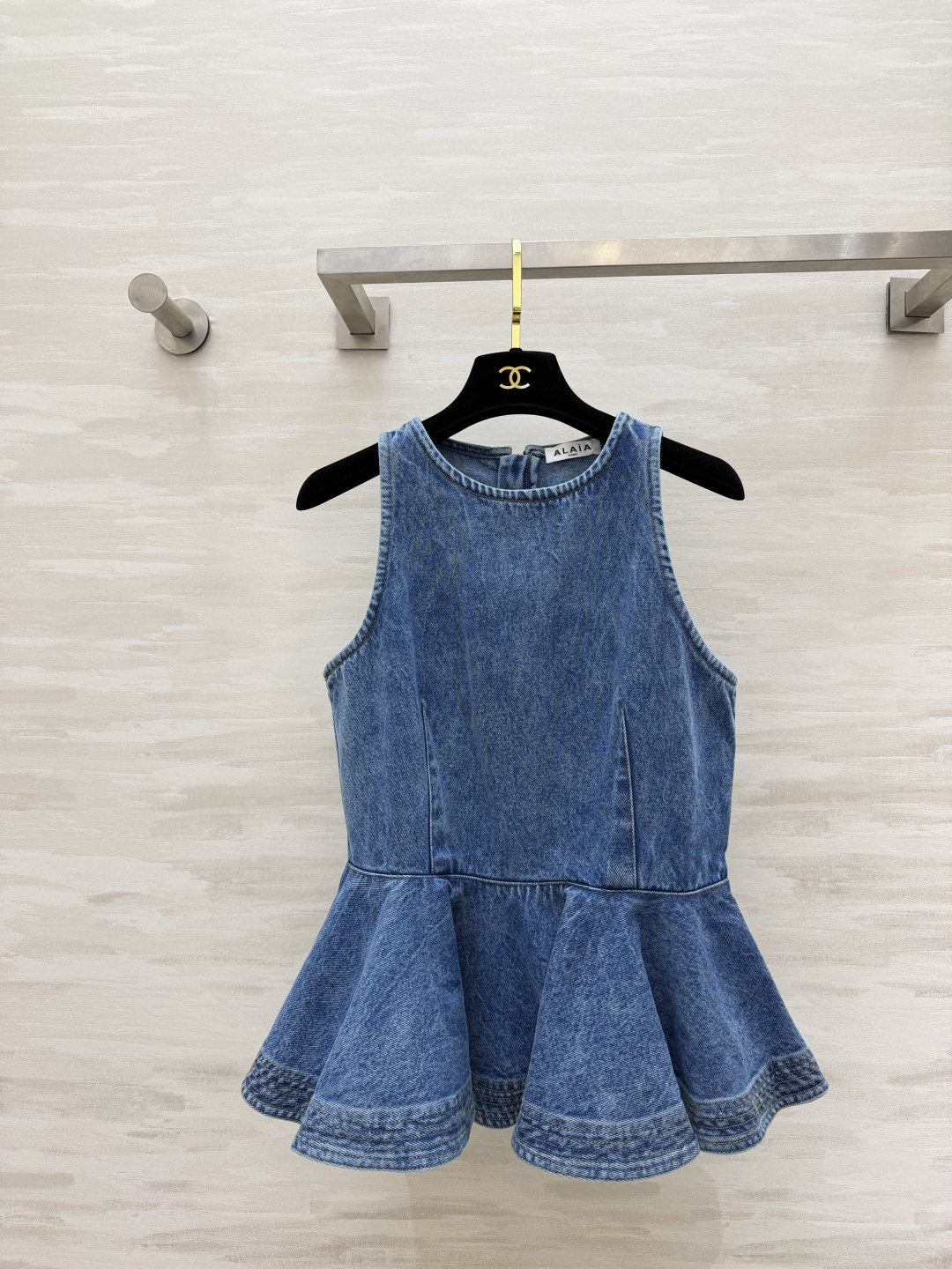 NO:883046,ALAiA's annual natural denim waist top has a sweet and cool atmosphere that directly fills the classic halterneck sleeveless cut. It neatly exposes the shoulder and neck lines to create a sense of visibility. The upper body is slim and waist-cut, and the hem is a large umbrella-shaped lotus leaf skirt. Cleverly optimizes the waist-to-hip ratio. Heavy stitching to reinforce the skirt. Retro washed denim fabric with aged texture. The invisible long zipper on the back is easy to put on and take off and can accurately fit the body shape. It goes well with high-waisted shorts and skirts.  It can be worn for daily outings and dates. It has both a girly and light luxury feel!  High-quality customization, available in stock first size S/M/L (S size bust 82, length 59), women's clothing, alaia, skirts, shorts,19860909ALAiA年度本命牛仔收腰上衣 甜酷氛围感直接拉满经典挂脖无袖剪裁 利落露出肩颈线条 打造直角肩既视感 上身修身收腰剪裁下摆大伞状荷叶裙摆 巧妙优化腰臀比例 重工车线加固裙边 复古水洗牛仔面料 自带做旧高级肌理 后背隐形长拉链穿脱方便还能精准贴合身形 搭配高腰短裤、半裙都很出彩 日常出街、约会穿搭都能hold住 少女感与轻奢感兼备！高品质定制 现货首发sizeS/M/L（s码胸围82,衣长59）,女装,alaia,skirts,shorts,,Women's clothing
