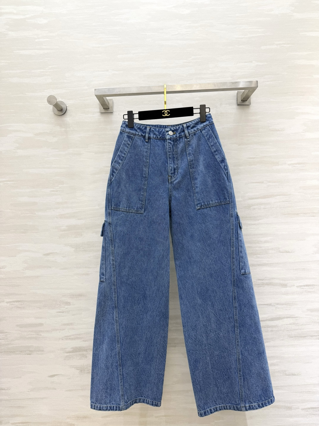 NO:883064,ALAiA's atmospheric workwear wide-leg jeans are now available in classic washed distressed blue. The retro accents are straight forward. Multi-pocket workwear three-dimensional tailoring on the front and back. Large patch pockets on the front. The side strap pockets are super layered. The high-waisted version is matched with drapey wide-leg trousers to easily modify the shape of the legs. The stiff and moderate denim fabric upper body has its own aura. It goes well with short tops, T-shirts and suspenders. You can switch between street style and casual style at will!  High-quality customization, available in stock first size S/M/L (S size waist 64, hip 96, pants length 104), women's clothing, alaia, jeans, tees, t-shirt,19860909ALAiA氛围感工装阔腿牛仔裤上线经典水洗做旧蓝调 复古腔调直接拉满 前后多口袋工装立体剪裁 前侧大贴袋 侧边绑带口袋层次感超强 高腰版型搭配垂坠阔腿裤管 轻松修饰腿型 硬挺适度的牛仔面料上身自带气场 搭配短款上衣、T恤、吊带都很出彩,街头风、休闲风随意切换！高品质定制 现货首发sizeS/M/L（s码腰围64,臀围96,裤长104）,女装,alaia,jeans,tees，t-shirt,,Women's clothing