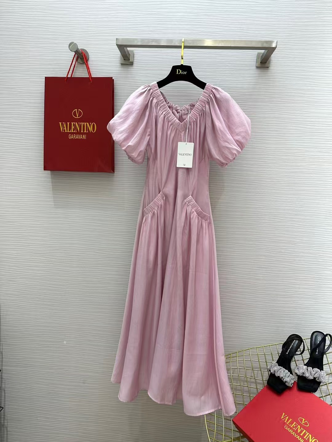 NO:885761,#Valentin Vacation Series v-neck puff-sleeve dress The v-neck design perfectly modifies the neck line. It can be worn with one shoulder and has a gentle temperament. The ribbon strap design on the back is sweet and cute. The waist skirt is perfect for slimming. Super material and large hem. Customized Tencel fabric is skin-friendly and comfortable. High-quality customization. Available in stock first size S/M/L (S size bust 80, waist 66, skirt length 117),, valentino, skirts,19860909#Valentin度假系列 v领泡泡袖连衣裙 v领设计完美修饰脖颈部线条 可以一字肩穿着温柔气质 后背飘带绑带设计甜美可人 收腰裙身完美显瘦 超用料大摆 定制天丝面料亲肤舒适 高品质定制 现货首发sizeS/M/L（S码胸围80,腰围66,裙长117）,,valentino,skirts,,Women's clothing