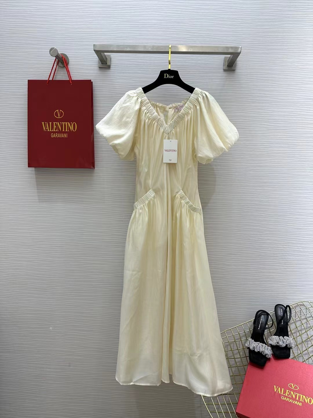 NO:883330,#Valentin Vacation Series v-neck puff-sleeve dress The v-neck design perfectly modifies the neck line. It can be worn one-shoulder with a gentle temperament. The ribbon strap design on the back is sweet and cute. The waist skirt is perfectly slim. Super material. Customized Tencel fabric is skin-friendly and comfortable. High-quality customization. Available in stock first size S/M/L (S size bust 80, waist 66, skirt length 117), Valentino-clothing, valentino, valentino, skirts,19860909#Valentin度假系列 v领泡泡袖连衣裙 v领设计完美修饰脖颈部线条 可以一字肩穿着温柔气质 后背飘带绑带设计甜美可人 收腰裙身完美显瘦 超用料大摆 定制天丝面料亲肤舒适 高品质定制 现货首发sizeS/M/L（S码胸围80,腰围66,裙长117）,华伦天奴-服装,valentino,valentino,skirts,,Women's clothing