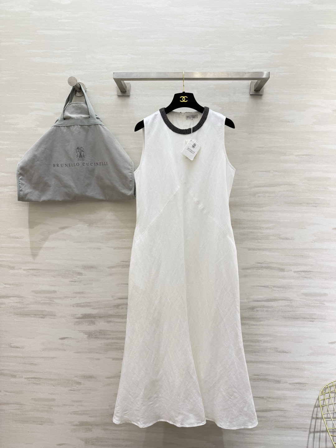 NO:883339,Brunello Cucinell's minimalist linen sleeveless long dress has a lazy and relaxed Italian feel. A clean temperament that will catch you at a glance. The natural linen fabric is selected and has its own texture and breathability. The upper body is light and breathable. It is refreshing and smooth, and has an exclusive casual charm when crossing. The low-key gray edge of the bead chain outlines the lines. It gently modifies the neck line. It makes the neck slender and beautiful. Neat sleeveless tailoring generously reveals the beautiful lines of the shoulders and neck. The skirt is cut on the bias to quietly optimize the body proportions.  The naturally spread micro-A large skirt, pure milky white, clean and healing, shows the high-end style in every aspect without being deliberate or ostentatious, it is the elegance and nobility in the heart!  High-quality customization, available in stock first size S/M/L (S size bust 86, skirt length 120), women's clothing, brunello cucinelli, skirts,19860909Brunello Cucinell极简亚麻无袖长裙 意大利慵懒松弛感 一眼沦陷的干净气质 甄选天然亚麻面料 自带肌理呼吸感 上身轻盈透气 清爽垂顺、越穿越有专属随性韵味 珠链低调灰边勾勒线条 温柔修饰脖颈线条 衬得脖颈修长好看 利落无袖剪裁 大方展露肩颈优美线条 斜裁分割裙身 悄悄优化身材比例 自然散开的微A大裙摆 纯净奶白色干净又治愈 处处尽显高阶做不刻意、不张扬,就是骨子里的优雅贵气！高品质定制 现货首发sizeS/M/L（s码胸围86,裙长120）,女装,brunello cucinelli,skirts,,Women's clothing