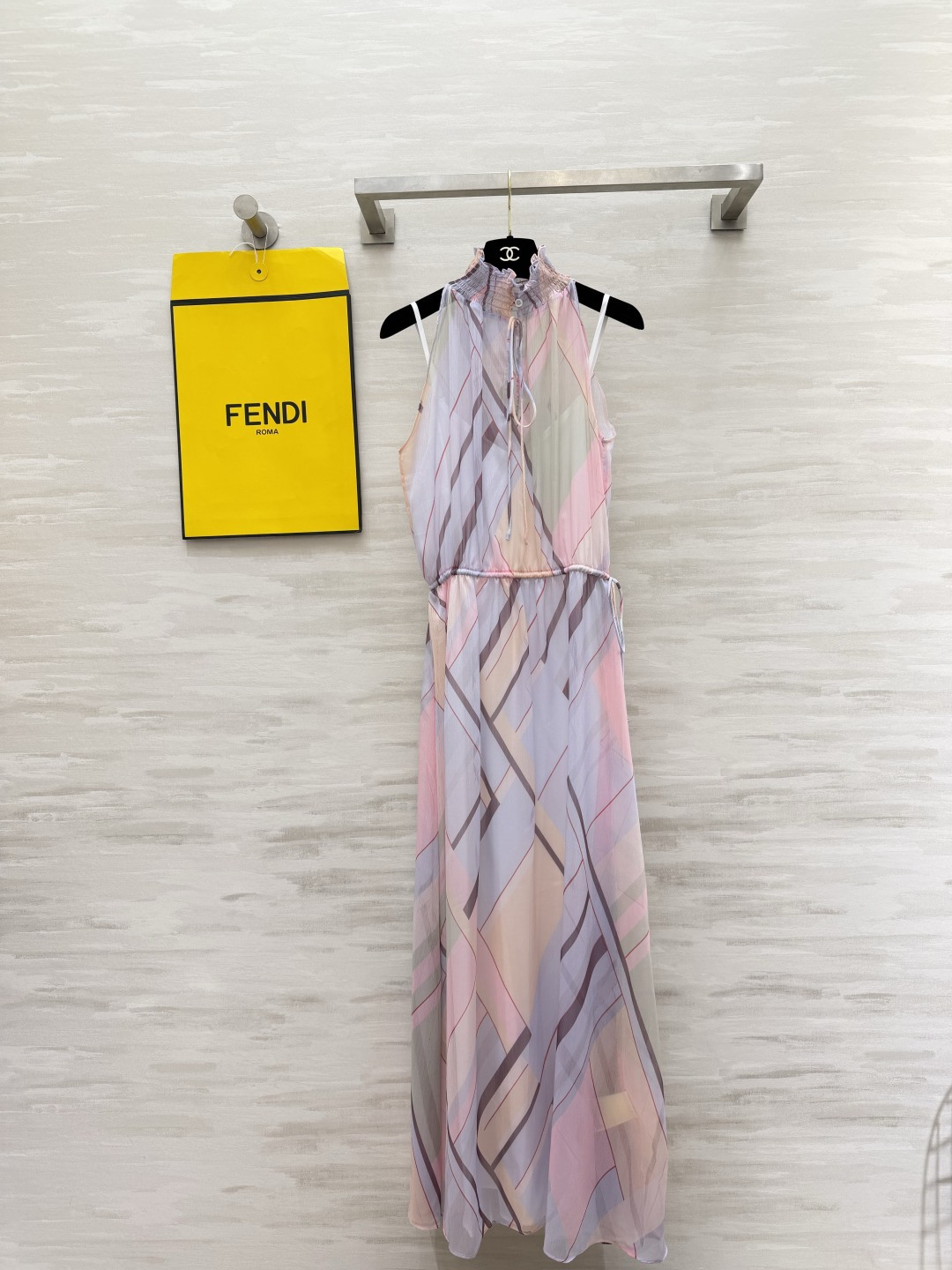 NO:883268,FEND French halterneck long skirt with contrasting stripes of low saturation, showing elegance. The stand-up collar design stabilizes the shape while optimizing the neck line. The adjustable drawstring at the waist is friendly to all body types. The drapey and transparent light fabric makes it refreshing and not stuffy to wear in summer. It has a relaxed and luxurious feel. High-quality customization. Available in stock first size S/M/L (S size bust 104, skirt length 139), Fendi-clothing, fendi, fendi, skirts,19860909FEND法式挂脖收腰长裙 低饱和莫兰迪撞色条纹 尽显优雅 立领打揽工艺稳固版型同时优化脖颈线条 腰间可调节抽绳 对各种身材都很友好 垂坠通透的轻薄面料 夏日穿着清爽不闷 自带松弛轻奢感 高品质定制 现货首发sizeS/M/L（s码胸围104,裙长139）,芬迪-服装,fendi,fendi,skirts,,Women's clothing