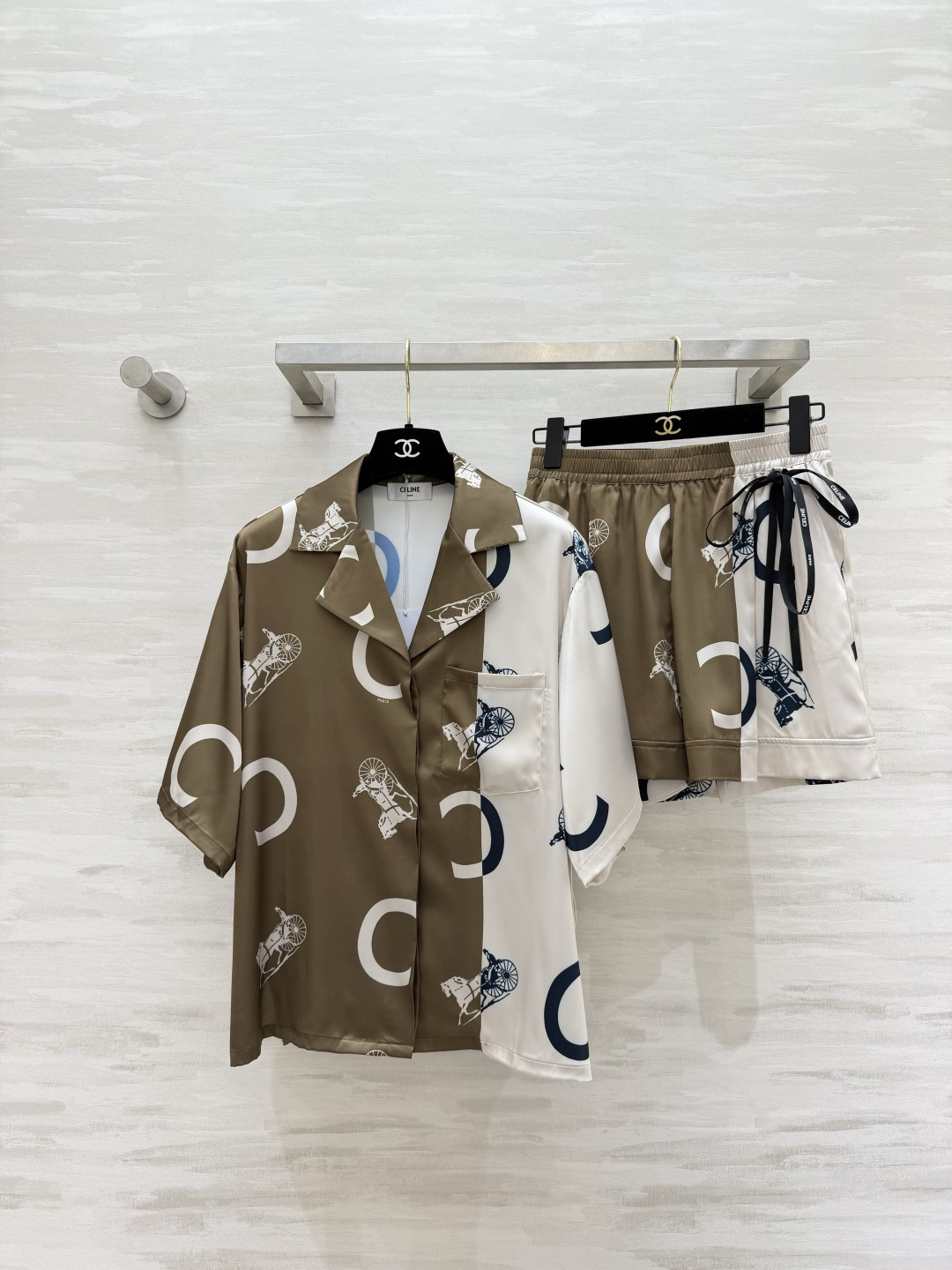 NO:883292,Celin contrasting color carriage print suit, coffee and white half-and-half splicing design, highly recognizable retro carriage logo, satin smooth fabric, draped upper body and skin-friendly, lapel short sleeves and drawstring shorts, no need to worry about matching when wearing a complete set. Suitable for home and out shopping, you can easily create a relaxed atmosphere!  High-quality customization, available in stock first size S/M/L (S size bust 106, length 61, pants waist 66, pants length 36.5), Celine-clothing, celine, celine, shorts, T-shirt,19860909Celin撞色马车印花套装 咖白对半拼接设计 复古马车logo辨识度超高 缎面顺滑面料 上身垂坠又亲肤 翻领短袖加抽绳短裤 成套穿搭不用费心搭配 居家、外穿逛街都很合适 松弛氛围感直接拿捏！高品质定制 现货首发sizeS/M/L（s码胸围106,衣长61,裤子腰围66,裤长36.5）,赛琳-服装,celine,celine,shorts,T-shirt,,Women's clothing