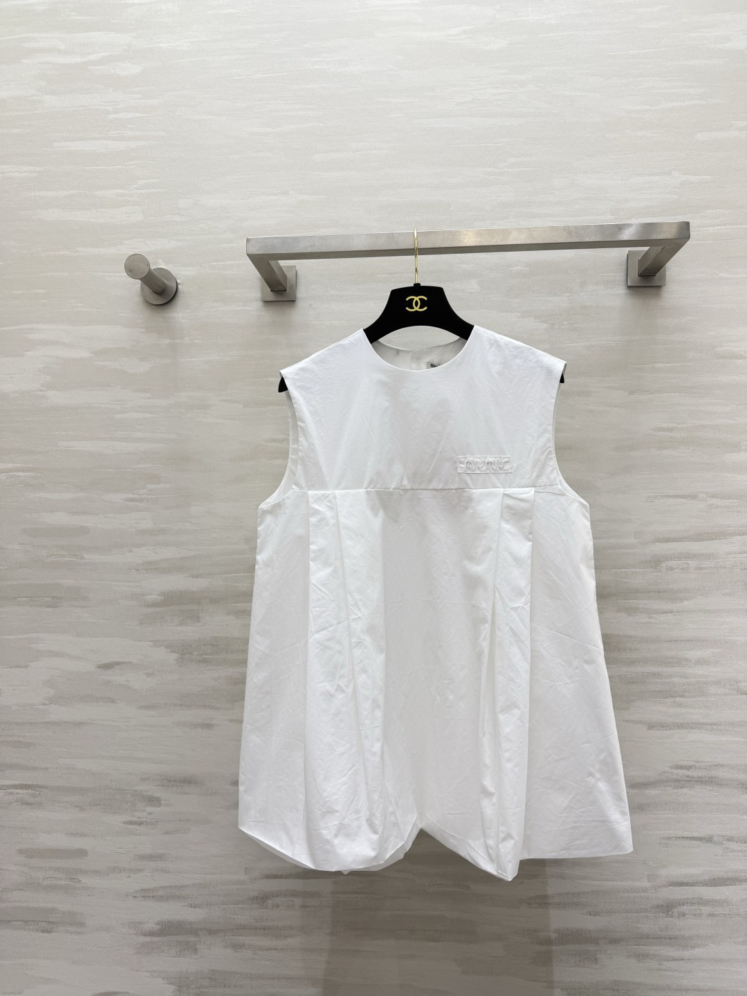 NO:883321,MIU minimalist style sleeveless vest. High-density cotton fabric with a muscular feel. Logo embroidered on the chest to highlight the texture in a low-key manner. Three-dimensional pleating technology creates a fluffy skirt. Refreshing and pure white. Universal item for summer wear. High-quality customization. Available in stock first size S/M/L (S size bust 98, length 68), Miu Miu-clothing, miumiu, skirts,19860909MIU系极简风无袖背心 高密棉质面料 自带筋骨感 胸口刺绣logo低调彰显质感 立体打褶工艺打造蓬松裙摆 清爽纯白色 夏日穿搭万能单品 高品质定制 现货首发sizeS/M/L（s码胸围98,衣长68）,缪缪-服装,miumiu,skirts,,Women's clothing