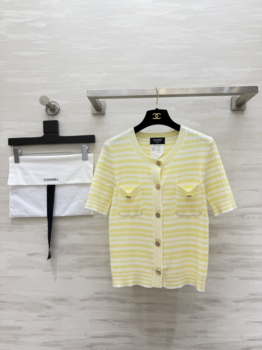 NO:884043,Chane fufu yellow and white striped short-sleeved top. The textured knitted upper body is slimming. Exquisite metal buttons. The double pocket design is full of details. It is soft and skin-friendly, breathable and not tight. Paired with white jeans, it is the Korean style blogger's summer refreshing atmosphere. It can be customized with high quality.  Available now, size 36/38/40 (size 38, shoulder width 37, bust 80, length 55), Chanel-clothing, chanel, chanel, jeans, T-shirt,19860909Chane奶fufu黄白条纹短袖上衣 肌理针织上身巨显瘦 精致金属纽扣 双口袋设计细节拉满 软糯亲肤透气不紧绷 配白牛仔裤就是韩系博主穿搭夏日清爽氛围感直接拿捏高品质定制 现货首发size36/38/40（38码肩宽37,胸围80,衣长55）,香奈儿-服装,chanel,chanel,jeans,T-shirt,,Women's clothing