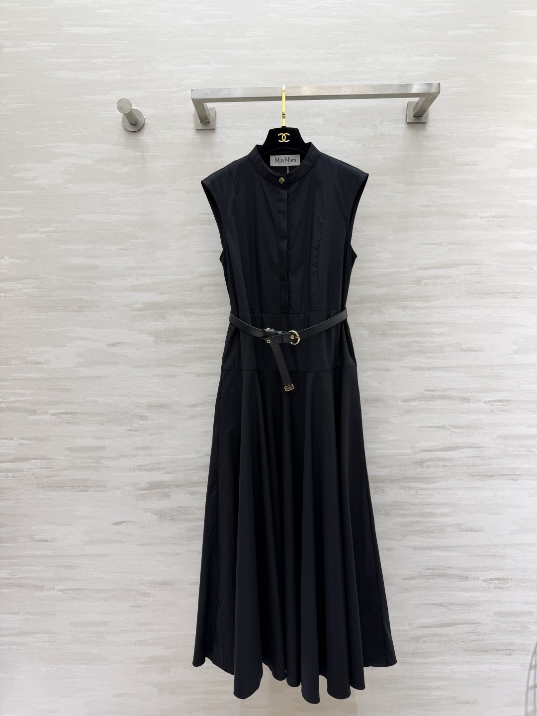 NO:884022,MaxMar stand-up collar sleeveless waist dress, neat small stand-up collar, half-button placket, comes with a smart aura, comes with a customized leather belt to easily outline the superior waistline, and a large drape skirt, which brings an elegant atmosphere when walking. Mi Xing is gentle and intellectual, black is calm and elegant! It can be held in the workplace, dating, and light business occasions. Stiff and anti-wrinkle fabric, daily care is super worry-free. One piece can be used to dress decently throughout the summer. High-quality customization  Available in stock first size S/M/L (S size bust 90, skirt length 124), Maxmara-clothing, skirts,19860909MaxMar立领无袖收腰连衣裙 利落小立领 半开襟纽扣 自带干练气场 附赠定制皮质腰带轻松勾勒优越腰线 大摆垂坠裙摆 走路自带飘逸氛围感 米杏温柔知性,黑色沉稳大气!职场、约会、轻商务场合全都hold住 挺括抗皱面料 日常打理超省心 一件搞定整个夏天的体面穿搭 高品质定制 现货首发sizeS/M/L（s码胸围90,裙长124）,麦丝玛拉-服装,skirts,,Women's clothing