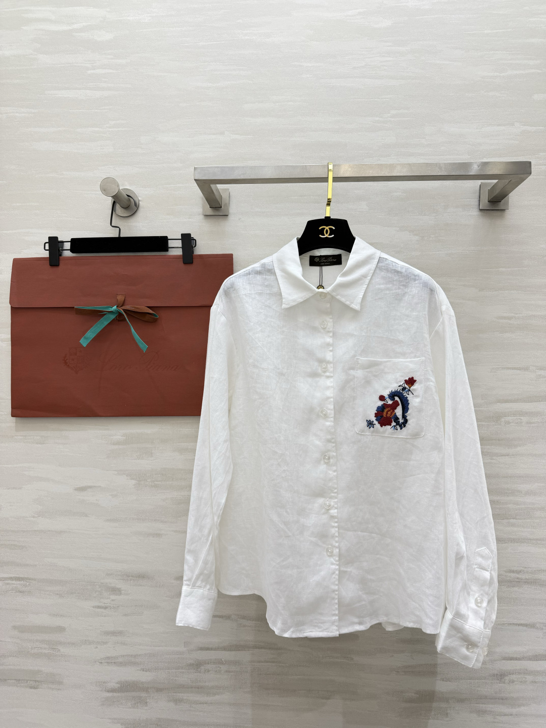 NO:883960,Loro Pian natural pure linen breathable shirt brings summer relaxation to your body with exquisite hand-made flower embroidery on the pockets. It is low-key and full of artistic details. It has linen texture and pleats for a casual and lazy look. It is not picky to wear with two colors of pure white and refreshing light blue. It is refreshing and sun-protective when worn alone. It is great when layered with suspenders or knitting!  Breathable and sweat-wicking, it is a versatile and evergreen item in your wardrobe!  High-quality customization, available in stock first size S/M/L (S size bust 106, length 64), women's clothing, loro piana, shirts,19860909Loro Pian天然纯亚麻透气衬衫 把夏日松弛感穿在身上口袋精致手工花卉刺绣 低调又充满艺术细节 自带亚麻肌理褶皱随性慵懒 完全不挑穿搭纯净白&清爽浅蓝两个色系 单穿清爽防晒 叠穿吊带、针织都很出彩！透气排汗,是衣柜里百搭的常青单品！高品质定制 现货首发sizeS/M/L（s码胸围106,衣长64）,女装,loro piana,shirts,,Women's clothing