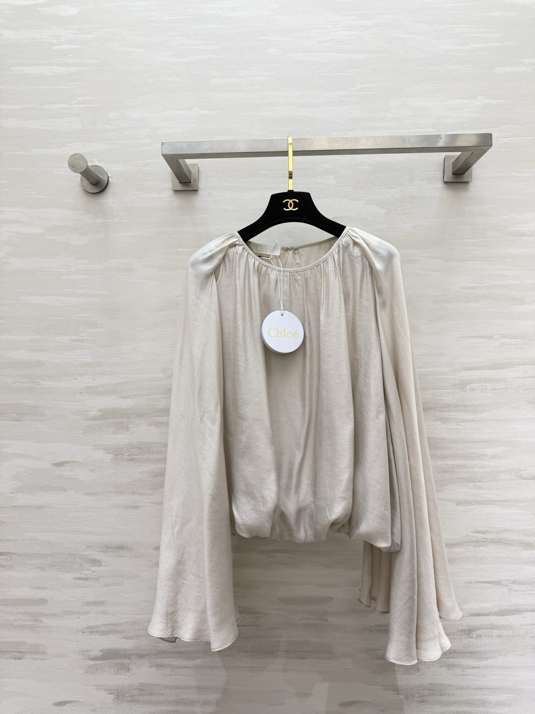 NO:883918,French style lazy ceiling Chloé wide-sleeved pleated top, round neck shirring design, softly modify the neck line, oversized draped bell sleeves fluttering in the wind, super fairy-like, lantern cut with closed hem, easily create a high waistline, light and breathable silky fabric, soft and non-restrictive upper body, oat milk apricot, gentle and intellectual, classic black and elegant!  It looks great with skirts and suit pants, and is suitable for commuting and dating!  The low-key luxury texture instantly enhances your outfit style!  High-quality customization, available in stock first size S/M/L (S size bust 90, length 51), women's clothing, chloe, skirts, business suit,19860909法式慵懒天花板Chloé阔袖褶皱上衣 圆领领口抽褶设计 柔和修饰脖颈线条 超大垂坠喇叭袖随风飘动超有仙气 下摆收口灯笼剪裁 轻松打造高腰线 轻盈透气的柔滑面料 上身软糯无束缚 燕麦奶杏温柔知性 经典黑优雅大气！搭配半裙、西装裤都很出彩,通勤约会都适配！低调的轻奢质感 上身瞬间提升穿搭格调！高品质定制 现货首发sizeS/M/L（s码胸围90,衣长51）,女装,chloe,skirts,business suit,,Women's clothing