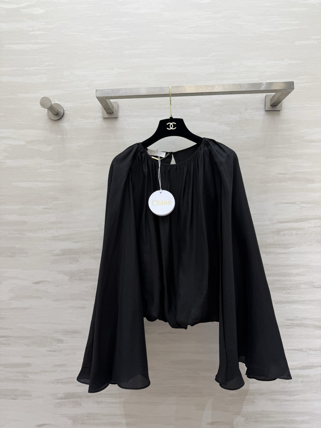 NO:883941,French style lazy ceiling Chloé wide-sleeved pleated top, round neck shirring design, softly modify the neck line, oversized draped bell sleeves fluttering in the wind, super fairy-like, lantern cut with closed hem, easily create a high waistline, light and breathable silky fabric, soft and non-restrictive upper body, oat milk apricot, gentle and intellectual, classic black and elegant!  It looks great with skirts and suit pants, and is suitable for commuting and dating!  The low-key luxury texture instantly enhances your outfit style!  High-quality customization, available in stock first size S/M/L (S size bust 90, length 51), women's clothing, chloe, skirts, business suit,19860909法式慵懒天花板Chloé阔袖褶皱上衣 圆领领口抽褶设计 柔和修饰脖颈线条 超大垂坠喇叭袖随风飘动超有仙气 下摆收口灯笼剪裁 轻松打造高腰线 轻盈透气的柔滑面料 上身软糯无束缚 燕麦奶杏温柔知性 经典黑优雅大气！搭配半裙、西装裤都很出彩,通勤约会都适配！低调的轻奢质感 上身瞬间提升穿搭格调！高品质定制 现货首发sizeS/M/L（s码胸围90,衣长51）,女装,chloe,skirts,business suit,,Women's clothing