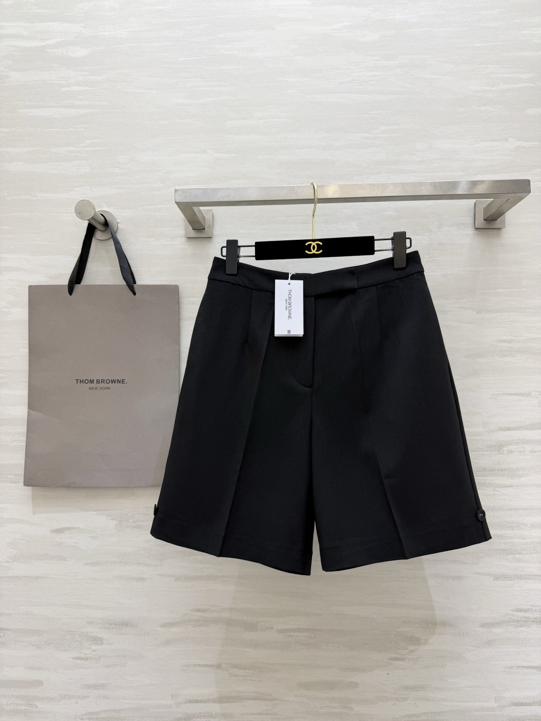NO:883893,Thom Brown's classic three-point suit shorts | A versatile and versatile fit with a neat high-waist cut. Front pleat design elongates the leg lengthwise. Perfect mid-pants length. Iconic button detail on the trouser legs low-key highlights the brand recognition. Stiff and wrinkle-resistant worsted suit fabric. Drapes in style and is not easily deformed. Suitable for single shirts, knitted shirts, and sun protection tops!  Wear it for work, commuting, and everyday leisure. It’s a versatile pair of pants that will never go out of style in your wardrobe!  High-quality customization, available in stock first size S/M/L (S size waist 66, hip 92, pants length 48), Thom Browne-clothing,thom browne,shorts,shirts,business suit,19860909Thom Brown经典五分西装短裤｜通勤百搭刚需款利落高腰剪裁 前置压褶设计 纵向拉长腿部比例 恰到好处的中裤长度完美 裤脚标志性纽扣细节低调彰显品牌辨识度 挺括抗皱的精纺西装面料 垂坠有型不易变形 单搭衬衫、针织、防晒上衣都很适配！上班通勤、日常休闲都能穿,衣柜里永不过时的百搭神裤！高品质定制 现货首发sizeS/M/L（s码腰围66,臀围92,裤长48）,汤姆布朗-服装,thom browne,shorts,shirts,business suit,,Women's clothing
