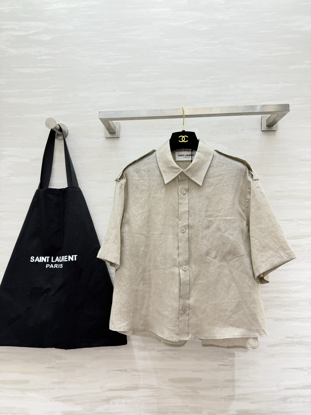 NO:883868,ysl natural linen workwear short-sleeved shirt | Casual ceiling in summer. Selected raw washed linen fabric with natural texture pleats. Classic lapel epaulette workwear design is more casual and handsome. The pockets are exquisitely embroidered with the brand logo. Low-key and unobtrusive. The details are full of high-end. The short and slightly loose cut can easily raise the waistline. It goes well with shorts and wide-leg pants!  The oatmeal nude color is gentle and durable. It can be perfectly used for daily travel and light business. It is lazy and stylish!  High-quality customization, available in stock first size S/M/L (S size bust 114, length 56), saint laurent-clothing, saint laurent, saint laurent, shorts, shirts, T-shirt,19860909ysl天然亚麻工装短袖衬衫｜夏日随性天花板 甄选原生水洗亚麻面料 自带自然肌理褶皱 经典翻领肩章工装设计 多了几分随性帅气 口袋精致暗绣品牌标识 低调不张扬 细节尽显高级感 短款微宽松剪裁 轻松拉高腰线 搭配短裤、阔腿裤都超出彩！燕麦裸色系温柔耐看 日常出行、轻商务都能完美驾驭 慵懒又有格调！高品质定制 现货首发sizeS/M/L（s码胸围114,衣长56）,圣罗兰-服装,saint laurent,saint laurent,shorts,shirts,T-shirt,,Women's clothing