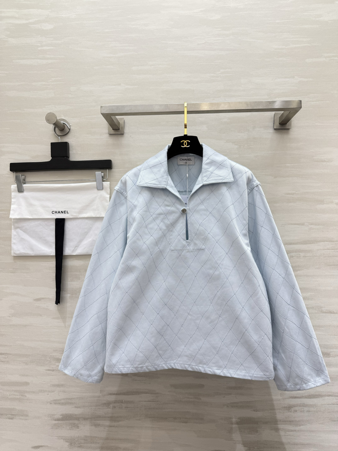 NO:886183,Chane rhombus half-open collar pullover shirt. Gentle and temperament style. The ceiling is made of exquisite three-dimensional rhombus quilting. The brand's classic elements are low-key and full of texture. Small lapels are half-opened with one button design. Simple yet refined. Loose dropped shoulders and long sleeves. Stiff cotton fabric. Not easy to collapse and deform. The upper body is neat and stylish. Pure white is refreshing and clean. Baby blue is gentle and healing. Suitable for solo wear or inner layering. It can be used for commuting, leisure and travel. Low-key, noble and unobtrusive. High-quality customization.  Available in stock first size S/M/L (S size shoulder width 47, bust 100, length 59), Chanel-clothing, chanel, chanel,19860909Chane菱格半开领套头衬衣 温柔气质款天花板通体精致立体菱格衍缝工艺 品牌经典元素低调呈现质感拉满 小翻领半开一粒扣设计 简约又不失精致 宽松落肩长袖剪裁 挺括棉质面料 不易软塌变形 上身利落有型 纯净白清爽干净 婴儿蓝温柔治愈 单穿、内搭都很合适,通勤、休闲、出游都能hold住 低调显贵不张扬 高品质定制 现货首发sizeS/M/L（s码肩宽47,胸围100,衣长59）,香奈儿-服装,chanel,chanel,,Women's clothing