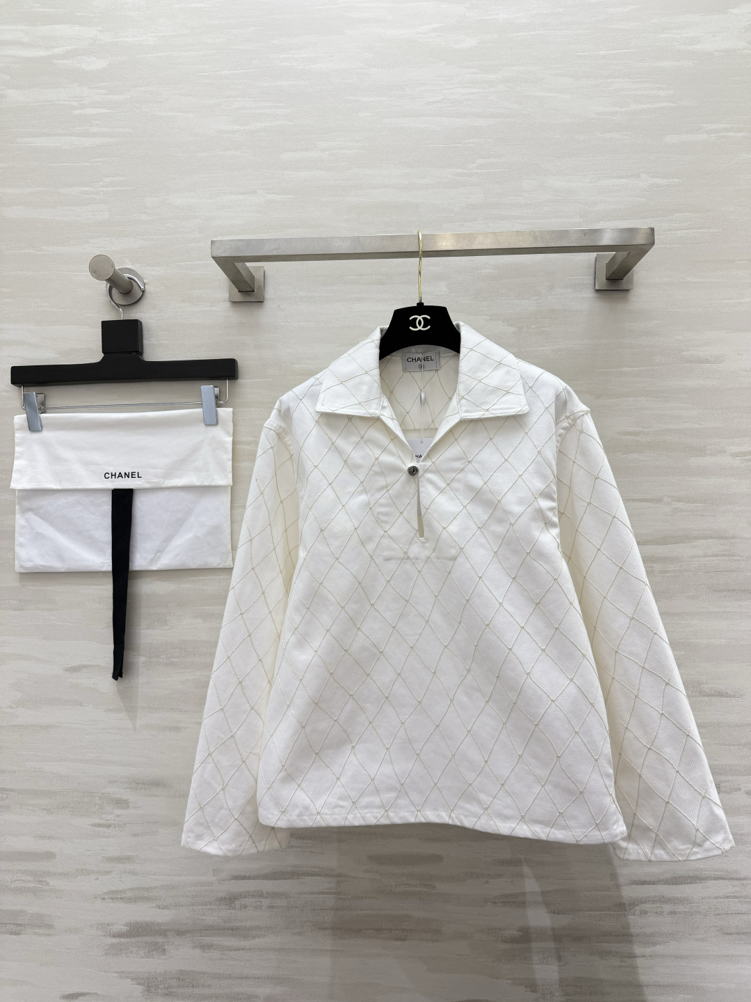 NO:888047,Chane rhombus half-open collar pullover shirt. Gentle and temperament style. The ceiling is made of exquisite three-dimensional rhombus quilting. The brand's classic elements are low-key and full of texture. Small lapels are half-opened with one button design. Simple yet refined. Loose dropped shoulders and long sleeves. Stiff cotton fabric. Not easy to collapse and deform. The upper body is neat and stylish. Pure white is refreshing and clean. Baby blue is gentle and healing. Suitable for solo wear or inner layering. It can be used for commuting, leisure and travel. Low-key, noble and unobtrusive. High-quality customization.  Available in stock first size S/M/L (S size shoulder width 47, bust 100, length 59),,chanel,19860909Chane菱格半开领套头衬衣 温柔气质款天花板通体精致立体菱格衍缝工艺 品牌经典元素低调呈现质感拉满 小翻领半开一粒扣设计 简约又不失精致 宽松落肩长袖剪裁 挺括棉质面料 不易软塌变形 上身利落有型 纯净白清爽干净 婴儿蓝温柔治愈 单穿、内搭都很合适,通勤、休闲、出游都能hold住 低调显贵不张扬 高品质定制 现货首发sizeS/M/L（s码肩宽47,胸围100,衣长59）,,chanel,,Women's clothing