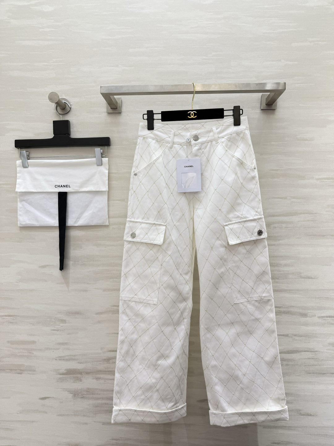 NO:888054,Chane diamond work wide-leg trousers｜Classic diamond top-stitching all over. Low-key, full of brand elements and full of recognition. Big three-dimensional work pockets on both sides. Metal logo buttons have a sweet and cool work wear feel. High-waisted wide-leg rolled trousers. Highly concealed crotch and elongated leg lines. Very tolerant to various body shapes. Stiff cotton-feel fabric. Drapes but not soft. The upper body is neat and stylish. Milk white/baby light blue two-color.  Perfectly suitable for rhombus tops of the same series. It is perfect for daily outings, afternoon tea, and shopping in stores. Wearing it as a set can directly fill up the atmosphere. High-quality customization. Available in stock first size S/M/L (S size waist 66, hip 92, trouser length 97),,chanel,19860909Chane菱格工装阔腿裤｜通体经典菱格明线车缝 低调把品牌元素拉满 辨识度拉满 双侧立体工装大口袋 金属logo纽扣甜酷工装感恰到好处 高腰阔腿卷裤脚版型 巨藏胯、拉长腿部线条 对各种身材包容度超高 硬挺棉感面料 垂坠不软塌 上身利落有型 奶白/婴儿浅蓝双色 完美适配同系列菱格上衣 日常出街、下午茶、逛街探店都超级出片 成套穿氛围感直接拉满 高品质定制 现货首发sizeS/M/L（s码腰围66,臀围92,裤长97）,,chanel,,Women's clothing