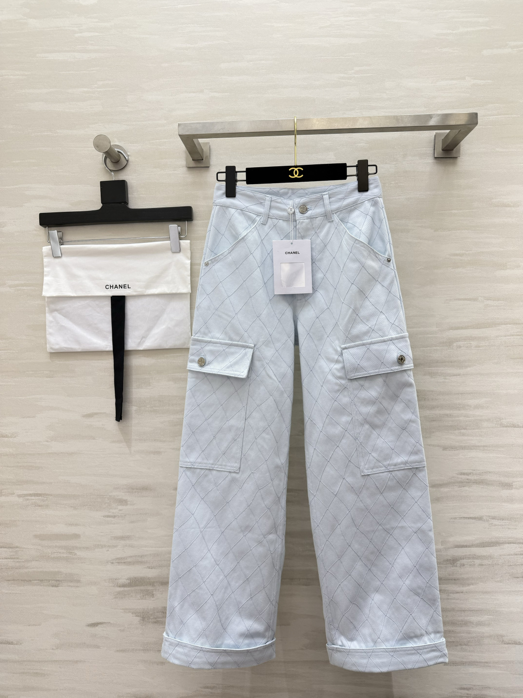 NO:886173,Chane diamond work wide-leg trousers｜Classic diamond top-stitching all over. Low-key, full of brand elements and full of recognition. Big three-dimensional work pockets on both sides. Metal logo buttons have a sweet and cool work wear feel. High-waisted wide-leg rolled trousers. Highly concealed crotch and elongated leg lines. Very tolerant to various body shapes. Stiff cotton-feel fabric. Drapes but not soft. The upper body is neat and stylish. Milk white/baby light blue two-color.  Perfectly suitable for rhombus tops of the same series. It is perfect for daily outings, afternoon tea, and shopping in stores. Wearing it as a set can directly fill the atmosphere. High-quality customization. Available in stock first size S/M/L (S size waist 66, hip 92, trouser length 97), Chanel - Clothing, chanel, chanel,19860909Chane菱格工装阔腿裤｜通体经典菱格明线车缝 低调把品牌元素拉满 辨识度拉满 双侧立体工装大口袋 金属logo纽扣甜酷工装感恰到好处 高腰阔腿卷裤脚版型 巨藏胯、拉长腿部线条 对各种身材包容度超高 硬挺棉感面料 垂坠不软塌 上身利落有型 奶白/婴儿浅蓝双色 完美适配同系列菱格上衣 日常出街、下午茶、逛街探店都超级出片 成套穿氛围感直接拉满 高品质定制 现货首发sizeS/M/L（s码腰围66,臀围92,裤长97）,香奈儿-服装,chanel,chanel,,Women's clothing