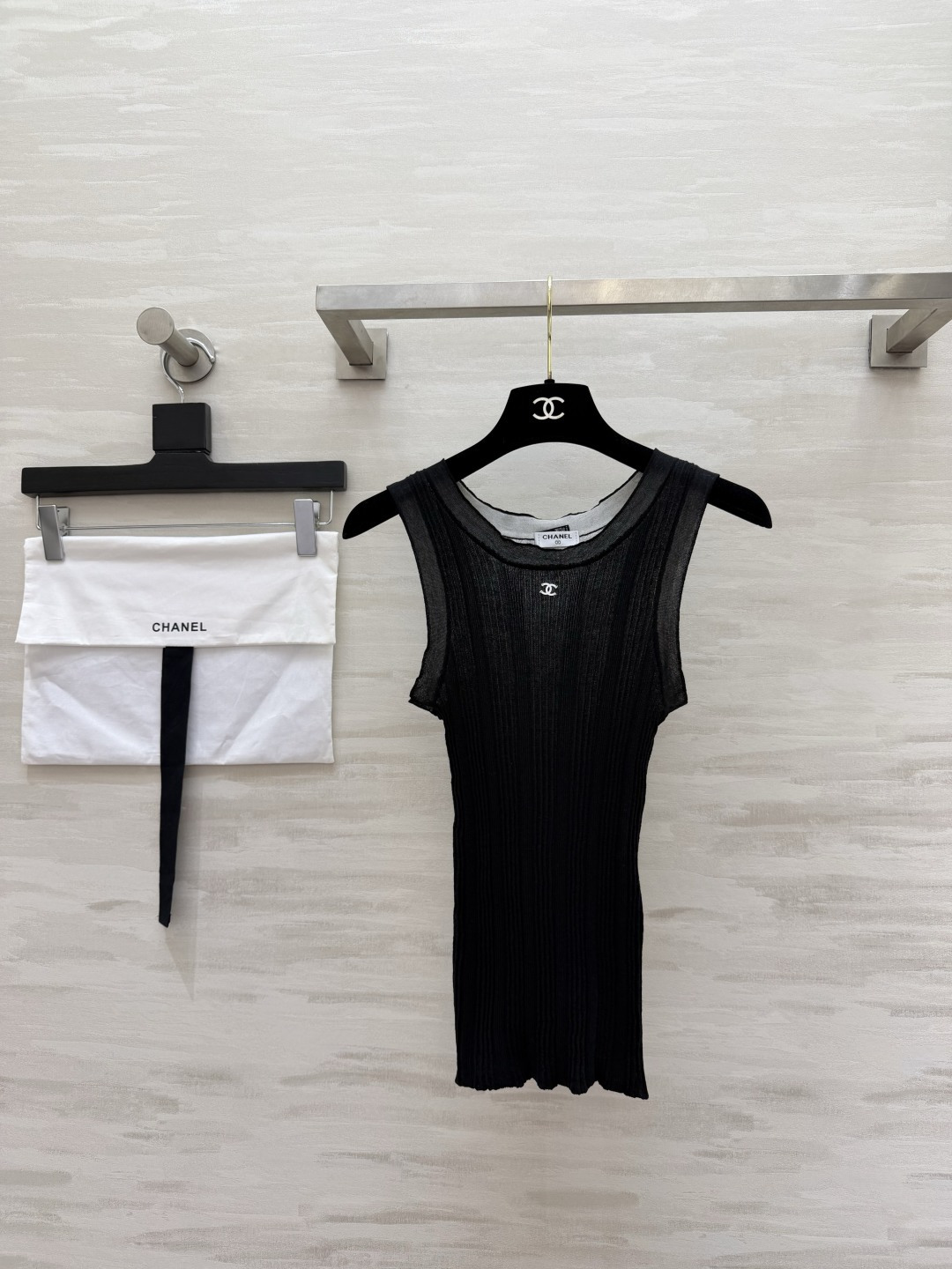 NO:888041,Chane multi-color double-layer knitted vest, round neck hemming design, modified neck line, exquisite small double C embroidery on the chest, low-key and not exaggerated, high-quality customization, ready for sale, size 36/38/40,,chanel,19860909Chane多色双层针织背心 圆领包边设计 修饰脖颈线条 胸口精致小双C刺绣 低调不浮夸 高品质定制 现货首发size36/38/40,,chanel,,Women's clothing