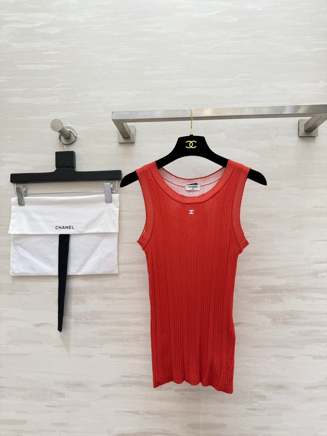 NO:888055,Chane multi-color double-layer knitted vest, round neck hemming design, modified neck line, exquisite small double C embroidery on the chest, low-key and not exaggerated, high-quality customization, ready for sale, size 36/38/40,,chanel,19860909Chane多色双层针织背心 圆领包边设计 修饰脖颈线条 胸口精致小双C刺绣 低调不浮夸 高品质定制 现货首发size36/38/40,,chanel,,Women's clothing
