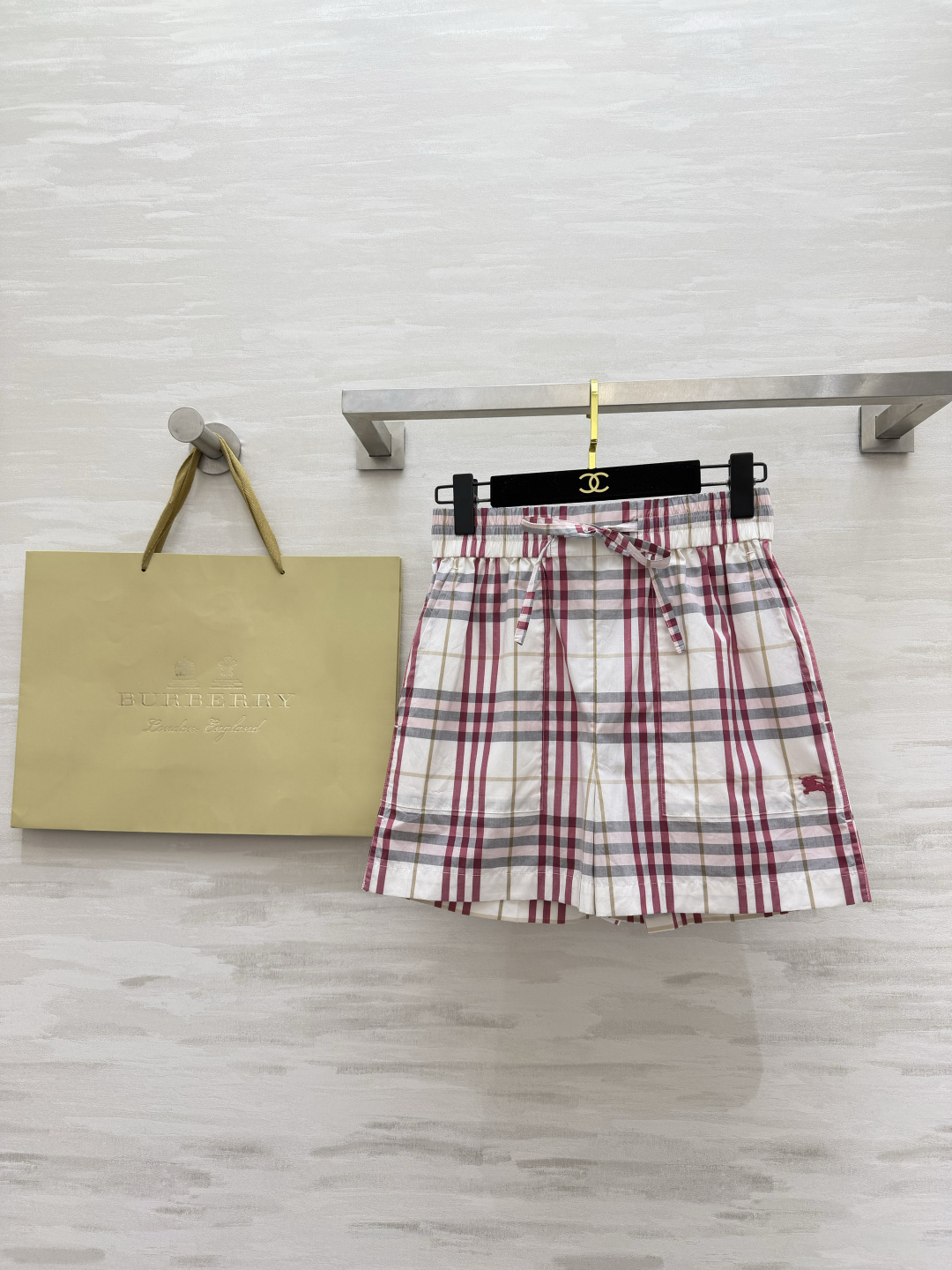 NO:886150,Burberr retro plaid shorts｜A must-have item for summer. Elastic waist and loose fit. Comfortable and slim. Classic plaid never goes out of style. Versatility with all tops. It’s very stylish when you go out. The atmosphere is perfect. High-quality customization. Available in stock first size 4/6/8/10/12 (UK size 6 waist 68, pants length 40), Burberry-clothing, burberry, shorts,19860909Burberr复古格纹短裤｜夏日刚需单品 松紧腰宽松版型 舒服又显瘦 经典格纹永不过时 百搭所有上衣 出门随便一套都很有格调 氛围感拿捏 高品质定制 现货首发size4/6/8/10/12（uk6码腰围68,裤长40）,博柏利-服装,burberry,shorts,,Women's clothing