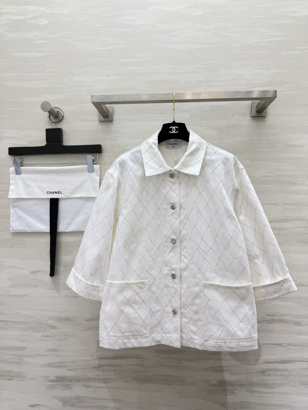 NO:889200,Chane's lazy-style rhombus jacket comes in two divine colors: milky white and light ice blue. Clean and healing. Exquisite rhombus topstitching throughout. Low-key and recognizable. Lapel three-quarter sleeve tailoring. It weakens the body line and is super slim. Large pockets on both sides take into account both appearance and practicality. The cotton fabric is soft and crisp. It is great when worn alone or layered. Wear it casually for commuting and traveling. Easily wear it to create an elegant and relaxed feeling. High-quality customization.  Available in stock first size S/M/L (S size shoulder width 45, bust 104, length 63), chanel, jackets & coats,19860909Chane慵懒风菱格外套奶白&浅冰蓝两个神仙配色 干净又治愈 通体精致菱格明线走线 低调又有辨识度 翻领七分袖剪裁 弱化身材线条超显瘦双侧大口袋兼顾颜值与实用性 棉质面料柔软挺括 单穿叠搭都很出彩 通勤、出游日常随便穿 轻松穿出优雅松弛感 高品质定制 现货首发sizeS/M/L（s码肩宽45,胸围104,衣长63）,,chanel,jackets & coats,,Women's clothing