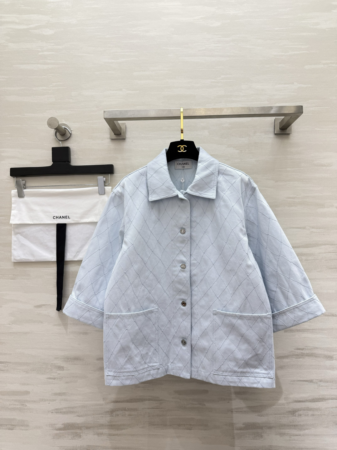 NO:886137,Chane's lazy-style rhombus jacket comes in two divine colors: milky white and light ice blue. Clean and healing. Exquisite rhombus topstitching throughout. Low-key and recognizable. Lapel three-quarter sleeve tailoring. It weakens the body line and is super slim. Large pockets on both sides take into account both appearance and practicality. The cotton fabric is soft and crisp. It is great when worn alone or layered. Wear it casually for commuting and traveling. Easily wear it to create an elegant and relaxed feeling. High-quality customization.  Available in stock first size S/M/L (S size shoulder width 45, bust 104, length 63), Chanel-clothing, chanel, chanel, jackets & coats,19860909Chane慵懒风菱格外套奶白&浅冰蓝两个神仙配色 干净又治愈 通体精致菱格明线走线 低调又有辨识度 翻领七分袖剪裁 弱化身材线条超显瘦双侧大口袋兼顾颜值与实用性 棉质面料柔软挺括 单穿叠搭都很出彩 通勤、出游日常随便穿 轻松穿出优雅松弛感 高品质定制 现货首发sizeS/M/L（s码肩宽45,胸围104,衣长63）,香奈儿-服装,chanel,chanel,jackets & coats,,Women's clothing