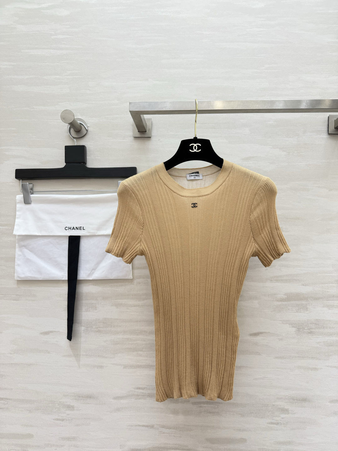 NO:889177,Chane multi-color double-layer knitted short-sleeved top, round neck hemming design, modified neck line, exquisite small double C embroidery on the chest, low-key and not exaggerated, high-quality customization, ready for sale, size 36/38/40,,chanel,T-shirt,19860909Chane多色双层针织短袖上衣 圆领包边设计 修饰脖颈线条 胸口精致小双C刺绣 低调不浮夸 高品质定制 现货首发size36/38/40,,chanel,T-shirt,,Women's clothing