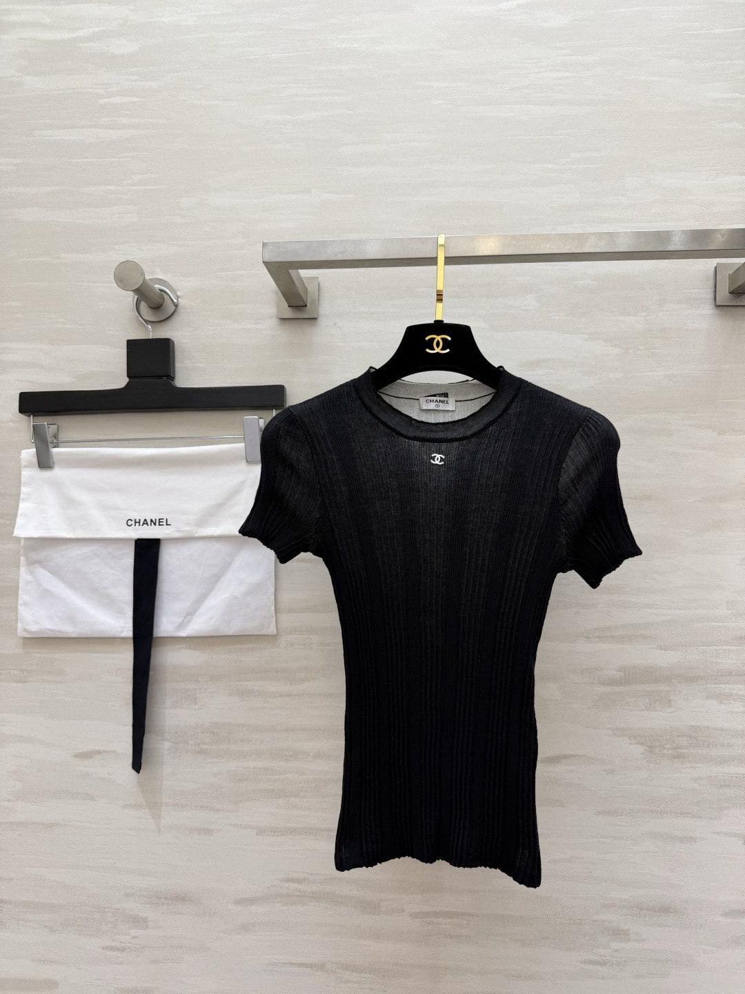 NO:889225,Chane multi-color double-layer knitted short-sleeved top, round neck hemming design, modified neck line, exquisite small double C embroidery on the chest, low-key and not exaggerated, high-quality customization, ready for sale, size 36/38/40,,chanel,T-shirt,19860909Chane多色双层针织短袖上衣 圆领包边设计 修饰脖颈线条 胸口精致小双C刺绣 低调不浮夸 高品质定制 现货首发size36/38/40,,chanel,T-shirt,,Women's clothing
