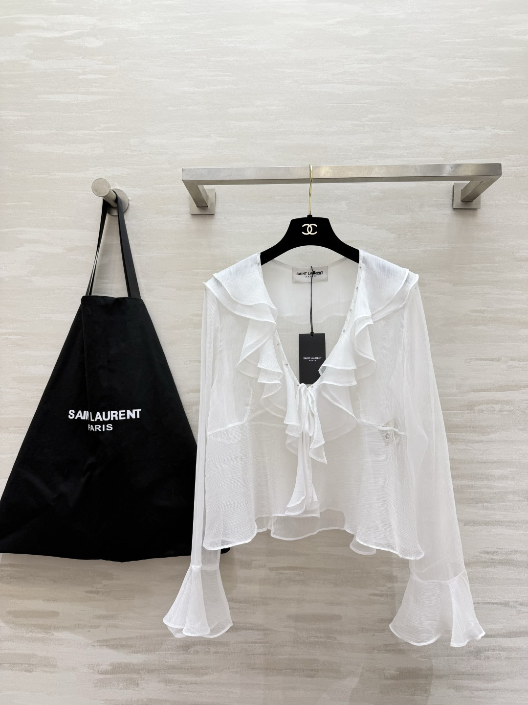 NO:889217,ysl silk georgette ruffled top, black and white, optional layers of large ruffled V-necks. The neckline is embellished with exquisite diamonds. Low-key and noble front lace-up design, with a good sense of atmosphere. The slightly transparent silk georgette fabric is light and elegant. It comes with a soft light filter. The trumpet long sleeves modify the arm lines. It is very suitable to be paired with shorts and skirts. It can be worn on dates, outings, and daily commuting. It directly enhances the pure lusty temperament!  High-quality customization, available in stock, sizes S/M/L/XL (shoulder width 39, bust 96, length 55), saint laurent, skirts, shorts, real silk,19860909ysl真丝乔其纱荷叶边上衣 黑白双色任选层层叠叠大荷叶V领 领口点缀精致小钻 低调显贵前襟系带设计 氛围感拿捏 微透肌理真丝乔其纱面料轻盈飘逸 自带柔光滤镜 喇叭长袖修饰手臂线条搭配短裤半裙都超合适,约会、出游、日常通勤都能穿 纯欲气质直接拉满！高品质定制 现货首发sizeS/M/L/XL（M码肩宽39,胸围96,衣长55）,,saint laurent,skirts,shorts,real silk,,Women's clothing