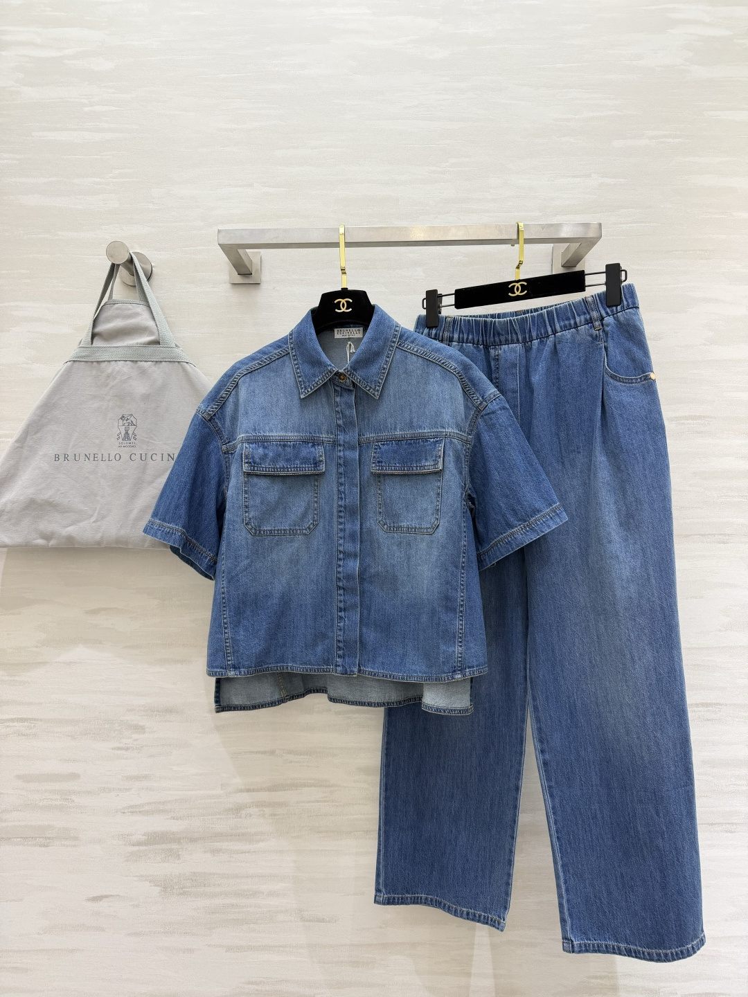 NO:886211,Brunello Cucinell washed denim series retro distressed denim blue, soft but not stiff, casual and high-end, short lapel short-sleeved shirt, double-work large pocket design, neat and proportional, elastic waist wide-leg pants without picking the waist, tolerant of various leg types, hiding fat. Soft and thin denim fabric bids farewell to stiffness and heavyness. It is also refreshing and breathable in summer. No need to worry about matching when going out as a set. Suitable for commuting, shopping, and short trips. The sense of relaxation is directly filled!  High-quality customization, available in stock first size S/M/L (S size bust 110, length 54-60, pants waist 66, hips 98, pants length 96) shirts, pants, women's clothing, brunello cucinelli, shirts, T-shirt,19860909Brunello Cucinell水洗牛仔系列复古做旧牛仔蓝 柔和不生硬 上身随性又高级 短款翻领短袖衬衫 双工装大口袋设计利落显比例 下装松紧腰阔腿裤不挑腰围 包容各种腿型 藏肉一绝 软薄牛仔面料告别硬挺厚重 夏天穿也清爽透气 成套出门无需费心搭配 通勤、逛街、短途出游都适配 松弛感直接拉满！高品质定制 现货首发sizeS/M/L（s码胸围110,衣长54-60,裤子腰围66,臀围98,裤长96）衬衣,裤子,女装,brunello cucinelli,shirts,T-shirt,,Women's clothing
