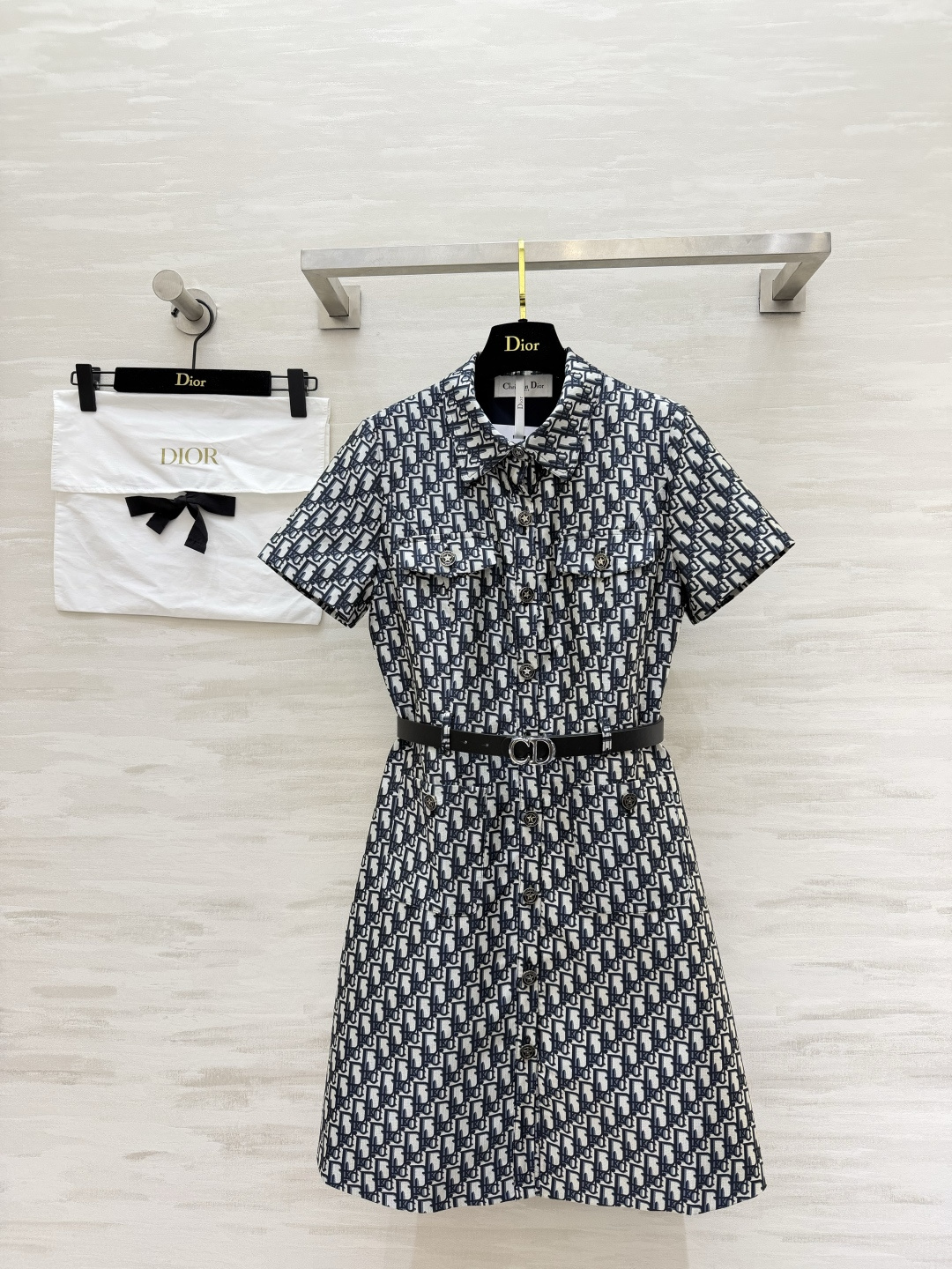 NO:886201,Dio's classic Oblique presbyopic shirt dress is timeless and retro all over printed jacquard. It is very recognizable and low-key. The lapel short-sleeved work pocket design is smart and neat. It can be held in commuting occasions. The metal breast button on the front is matched with a CD belt to precisely tighten the waistline. Easily create golden body proportions. The A-line slightly loose skirt is stiff and anti-wrinkle custom fabric and the upper body is stylish but not slumped. Suitable for daily travel and light business appointments. One piece can give you an elegant ladylike temperament!  High-quality customization, available in stock first size S/M/L/XL (M size shoulder width 36, bust 92, skirt length 93), Dior-clothing, dior, dior, skirts, shirts, T-shirt, gold,19860909Dio经典Oblique老花衬衫式连衣裙永不过时的复古满印提花 辨识度拉满低调显贵 翻领短袖工装口袋设计干练利落 通勤场合完全hold住 前襟金属排扣 搭配CD腰带 精准收束腰线 轻松打造黄金身材比例 A字微散裙长 挺括抗皱定制面料上身有型不软塌 日常出行、轻商务约会都适配 一件穿出优雅名媛气质！高品质定制 现货首发sizeS/M/L/XL（M码肩宽36,胸围92,裙长93）,迪奥-服装,dior,dior,skirts,shirts,T-shirt,gold,,Women's clothing