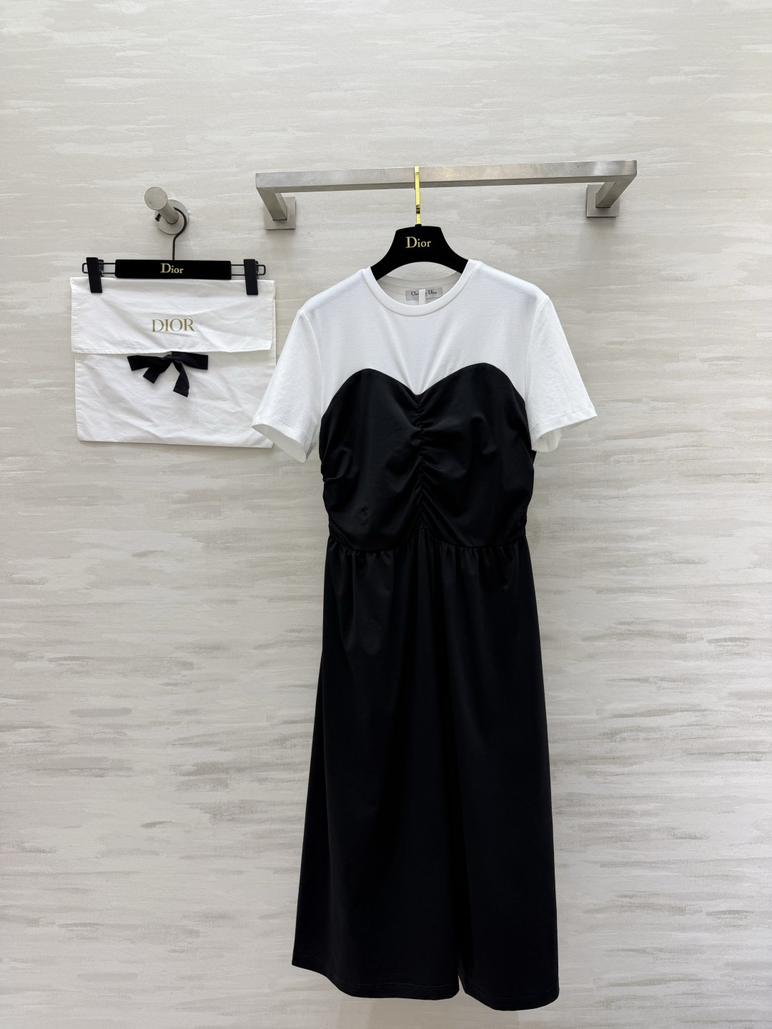 NO:886191,DIO fake two-piece dress in contrasting colors. A great choice for lazy people. White T-short sleeves and bandeau-style black skirt. Cleverly create layering without bothering to layer. Chest pleat design. Naturally modify the upper line. Small embroidery shows low-key texture. High-waist line segmentation. Draped and full-length mid-length skirt. Quietly optimizes body proportions. Can hide the crotch to cover the flesh. Soft, skin-friendly and comfortable fabric. Can be worn for daily commuting, shopping and dating. Simple and durable without losing the sense of sophistication!  High-quality customization, available in stock first size S/M/L (S size bust 84, skirt length 112), Dior-clothing, dior, dior, skirts, T-shirt,19860909DIO假两件撞色连衣裙 懒人穿搭的绝佳选择白T短袖拼接抹胸式黑色裙身 巧妙打造层次感不用费心叠穿 胸口褶皱收褶设计 自然修饰上围线条 小刺绣低调彰显质感 高腰线分割 垂坠大摆中长裙 悄悄优化身材比例 藏胯遮肉能力拉满 软糯亲肤的舒适面料 日常通勤、逛街约会都能穿 简约耐看又不失精致感！高品质定制 现货首发sizeS/M/L（s码胸围84,裙长112）,迪奥-服装,dior,dior,skirts,T-shirt,,Women's clothing