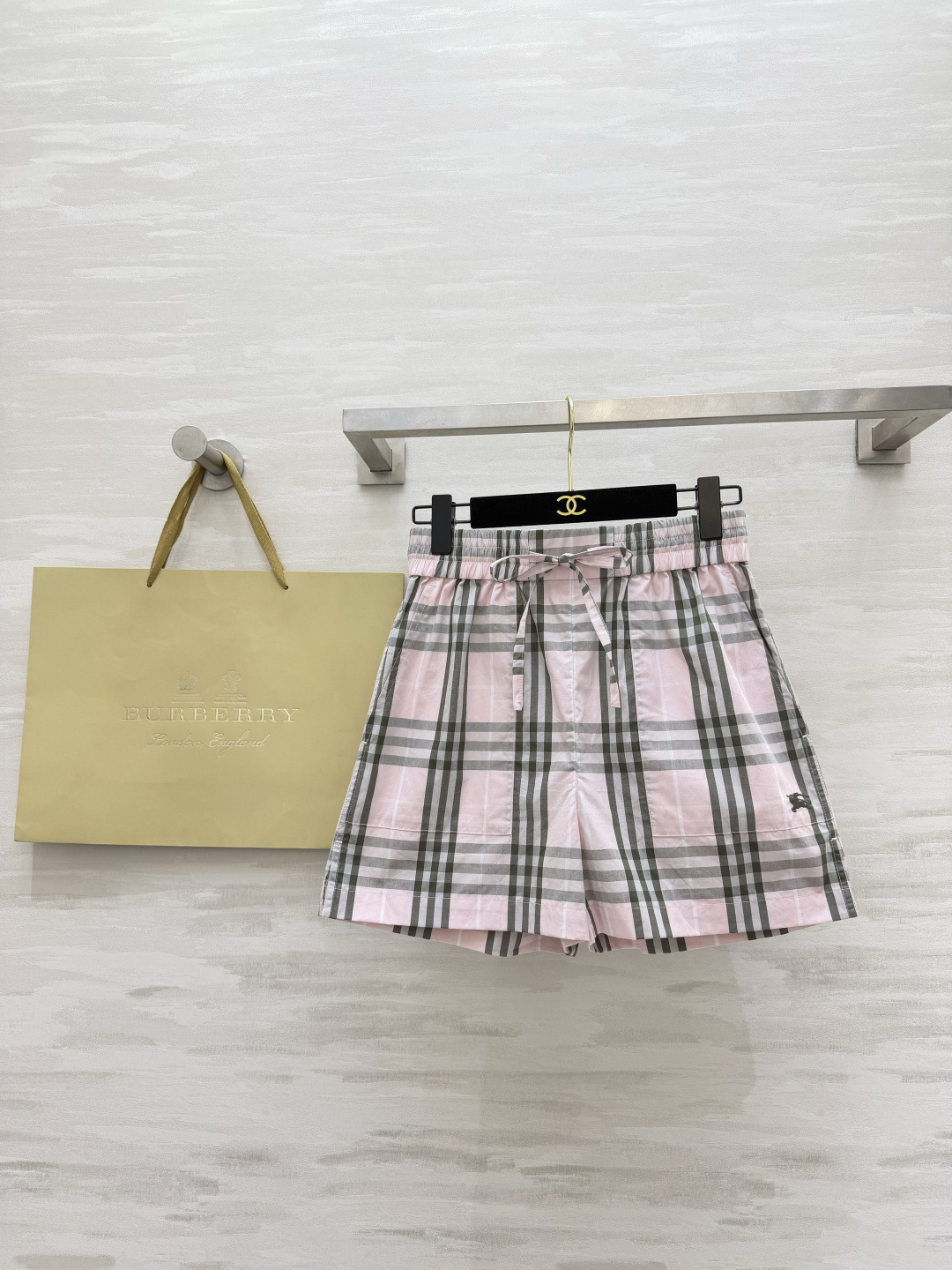 NO:886181,Burberr retro plaid shorts｜A must-have item for summer. Elastic waist and loose fit. Comfortable and slim. Classic plaid never goes out of style. Versatility with all tops. It’s very stylish when you go out. The atmosphere is perfect. High-quality customization. Available in stock first size 4/6/8/10/12 (UK size 6 waist 68, pants length 40), Burberry-clothing, burberry, shorts,19860909Burberr复古格纹短裤｜夏日刚需单品 松紧腰宽松版型 舒服又显瘦 经典格纹永不过时 百搭所有上衣 出门随便一套都很有格调 氛围感拿捏 高品质定制 现货首发size4/6/8/10/12（uk6码腰围68,裤长40）,博柏利-服装,burberry,shorts,,Women's clothing