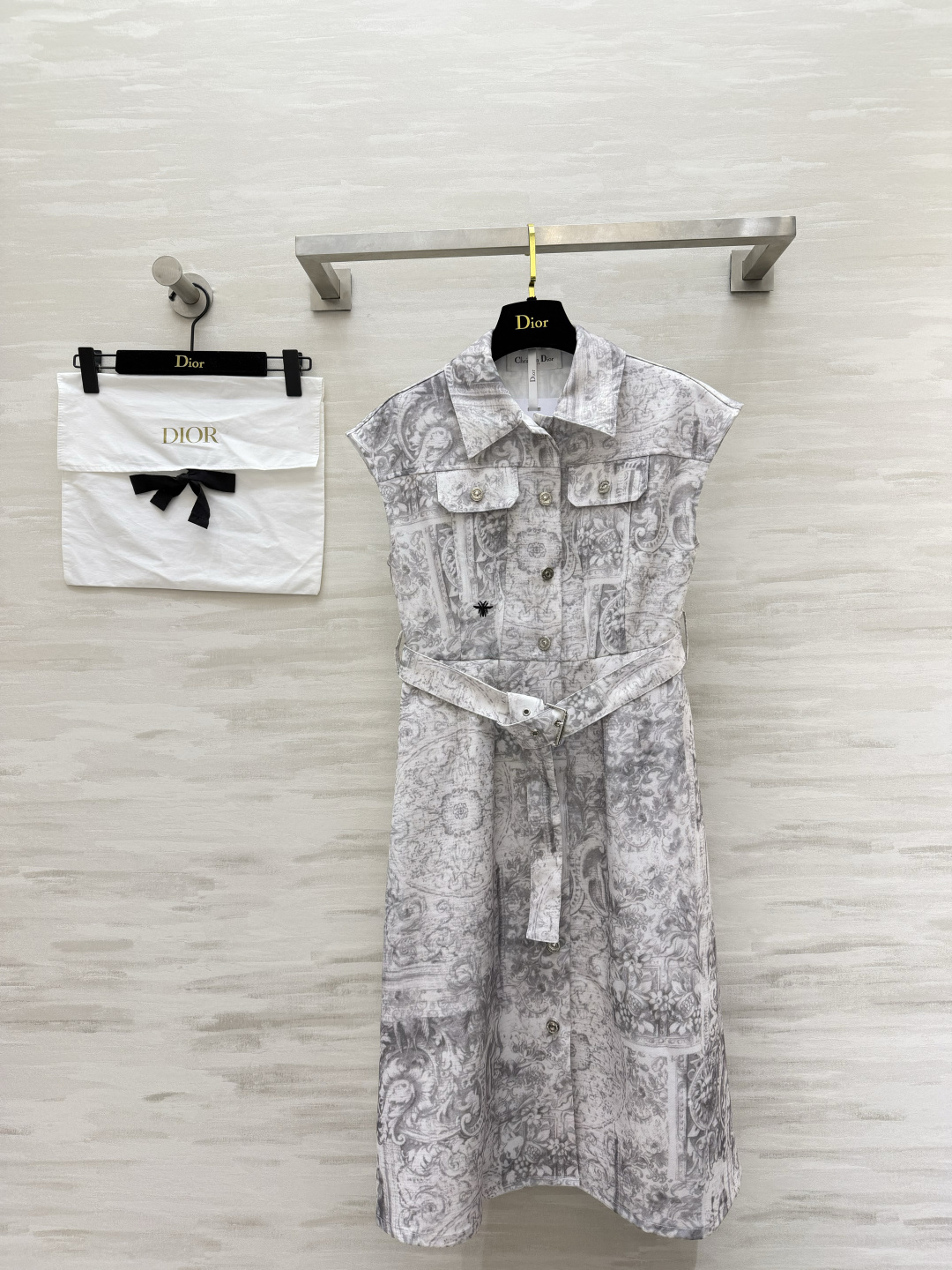 NO:886160,Dio's classic Jouy print sleeveless shirt dress. Retro architectural patterns outline French elegance. Lapel work pockets. Matching belt. Easily create a superior waistline. It is neat and noble. Light gray/off-white two-tone optional. A stylish shirt that can be used for commuting and vacation!  Wearing it will make you look like a lady with your own atmosphere. High-quality customization. Available now. Size 36/38/40/42 (size 38 bust 90, skirt length 104), Dior-clothing, dior, dior, skirts, shirts,19860909Dio经典茹伊印花无袖衬衫裙 复古建筑纹样勾勒法式优雅 翻领工装口袋 配套腰带 轻松掐出优越腰线利落又显贵 浅灰/米白双色调可选 通勤、度假都能hold住的气质战袍！穿上就是自带氛围感的大小姐高品质定制 现货首发size36/38/40/42（38码胸围90,裙长104）,迪奥-服装,dior,dior,skirts,shirts,,Women's clothing