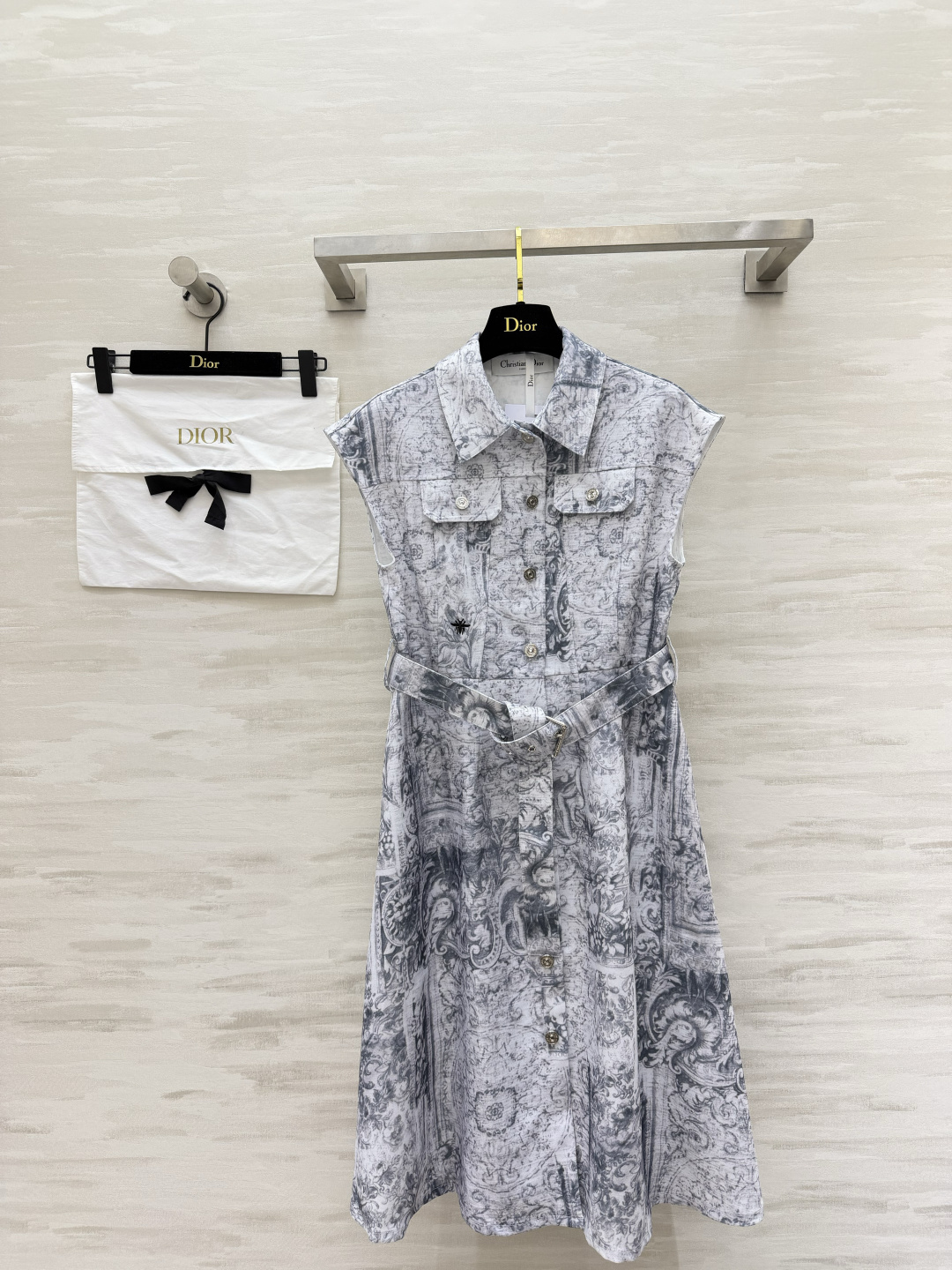 NO:889147,Dio's classic Jouy print sleeveless shirt dress. Retro architectural patterns outline French elegance. Lapel work pockets. Matching belt. Easily create a superior waistline. It is neat and noble. Light gray/off-white two-tone optional. A stylish shirt that can be used for commuting and vacation!  Wearing it will make you look like a lady with a sense of atmosphere. High-quality customization. Available in stock for the first time, size 36/38/40/42 (38 size bust 90, skirt length 104), dior, skirts, shirts,19860909Dio经典茹伊印花无袖衬衫裙 复古建筑纹样勾勒法式优雅 翻领工装口袋 配套腰带 轻松掐出优越腰线利落又显贵 浅灰/米白双色调可选 通勤、度假都能hold住的气质战袍！穿上就是自带氛围感的大小姐高品质定制 现货首发size36/38/40/42（38码胸围90,裙长104）,,dior,skirts,shirts,,Women's clothing