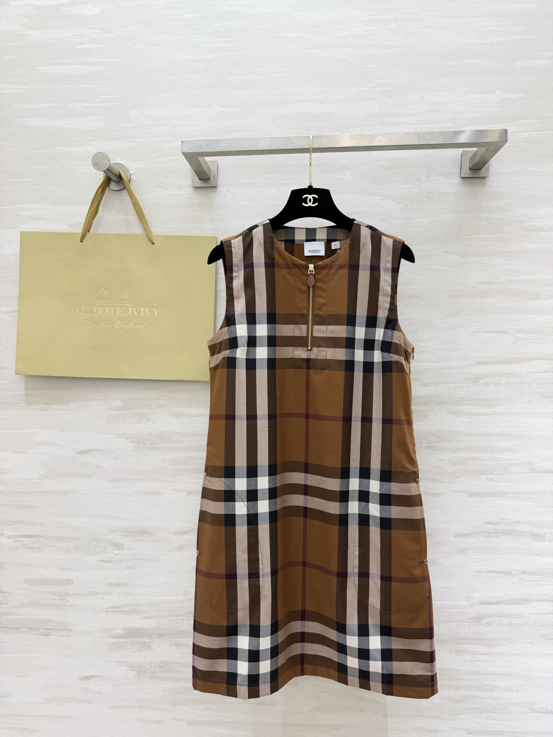 NO:886126,Burberr's timeless classic plaid vest dress is sleeveless and straight. It is neat and slim. It has a half-open zipper design. It has practical pockets on both sides for a layered look. It balances appearance and practicality. It has a British retro atmosphere and can be easily used for daily commuting and weekend outings!  Suitable for many occasions in one piece. Classic and timeless. High-quality customization. Available in stock first size 4/6/8/10/12 (UK6 bust 90, skirt length 86), Burberry-clothing, burberry, skirts,19860909Burberr永不过时经典格纹背心裙无袖直筒版型 利落又显瘦 半开拉链设计 穿搭层次感拉满两侧实用口袋 兼顾颜值与实用性 英伦复古氛围感直接拉满 日常通勤、周末出游都能轻松驾驭！一件搞定多种场合 经典永不过时 高品质定制 现货首发size4/6/8/10/12（uk6胸围90,裙长86）,博柏利-服装,burberry,skirts,,Women's clothing