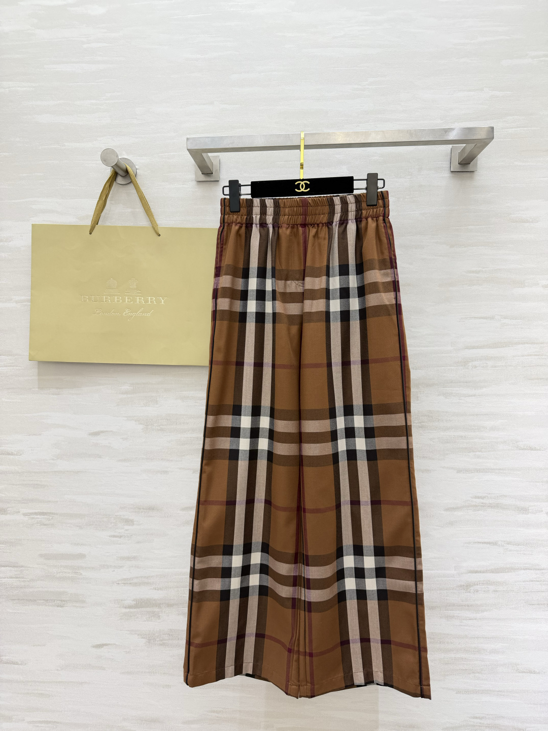 NO:886148,Burberr British classic plaid wide-leg pants｜Retro atmosphere ceiling. Iconic retro plaid color scheme. Highly recognizable. Elastic waist design does not pick up the waistline. Easy to put on and take off. Fabric with excellent drape is perfect for modifying the shape of the legs. It hides the flesh and makes you slimmer. It weakens the problems of wide hips and thick calves!  It is stylish for daily commuting and leisure outings. The classic style will not go out of style all year round. High-quality customization. Available in stock first size S/M/L/XL/XXL (M size waist 70, pants length 98), Burberry - Clothing, burberry,19860909Burberr英伦经典格纹阔腿裤｜复古氛围感天花板 标志性复古格纹配色 辨识度拉满 松紧腰设计不挑腰围 穿脱自在 垂坠感绝佳的面料修饰腿型一绝 藏肉显瘦 弱化胯宽、小腿粗问题！日常通勤、休闲出游都很有腔调 经典款常年不过时 高品质定制 现货首发sizeS/M/L/XL/XXL（M码腰围70,裤长98）,博柏利-服装,burberry,,Women's clothing
