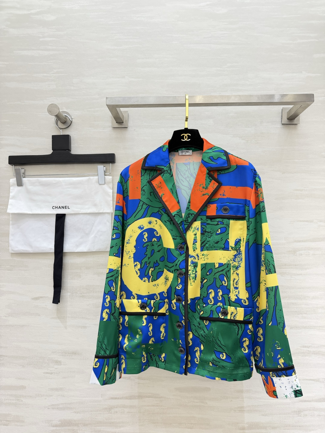NO:889110,ChaneCoco Beach Island Vacation Series Printed Shirt High Quality Customized Ready Available Size36/38/40,,chanel,19860909ChaneCoco Beach 海岛度假系列 印花衬衣 高品质定制 现货首发size36/38/40,,chanel,,Women's clothing