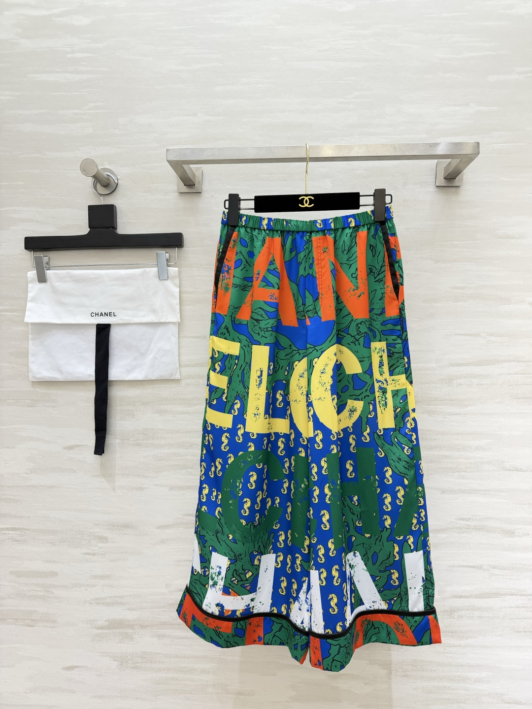 NO:889153,ChaneCoco Beach Island Vacation Series Printed Trousers High Quality Customized Ready Available Size36/38/40,,chanel,19860909ChaneCoco Beach 海岛度假系列 印花长裤 高品质定制 现货首发size36/38/40,,chanel,,Women's clothing