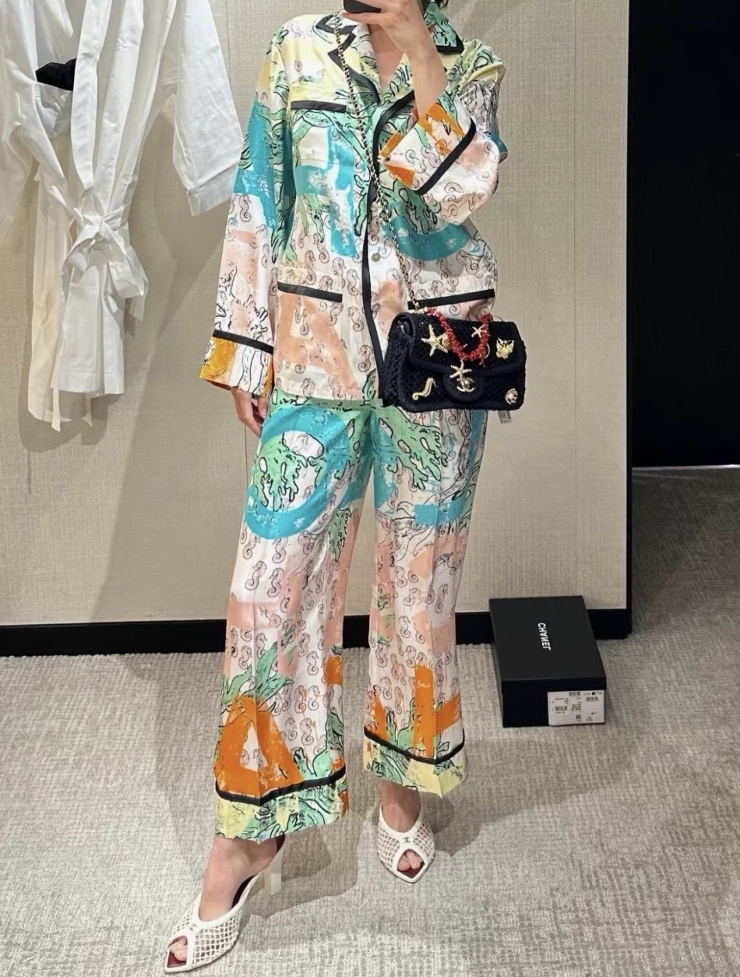 NO:889901,,,19860909,,,Women's clothing