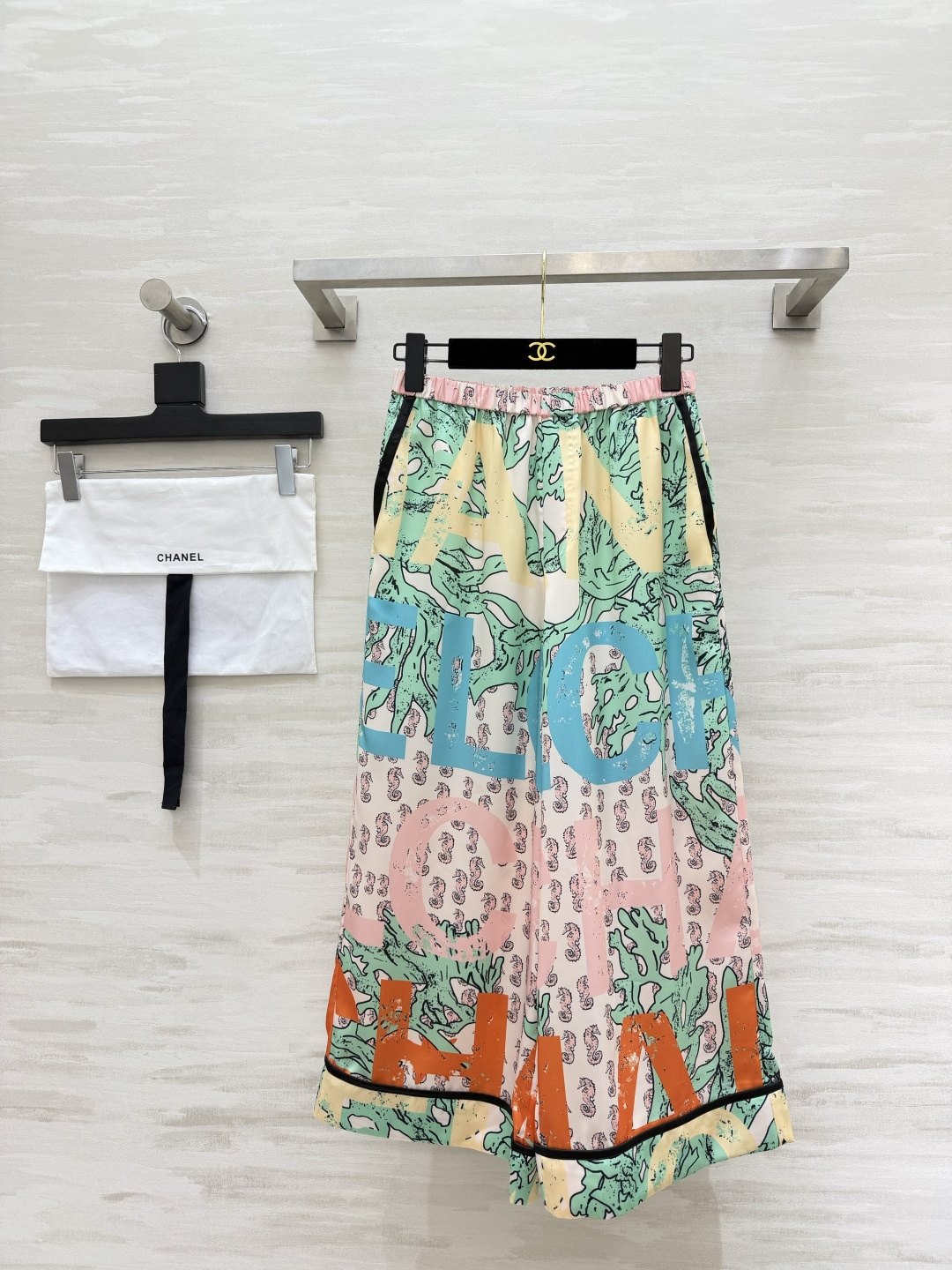 NO:889860,ChaneCoco Beach Island Vacation Series Printed Trousers High Quality Customized Ready Available Size36/38/40,,chanel,19860909ChaneCoco Beach 海岛度假系列 印花长裤 高品质定制 现货首发size36/38/40,,chanel,,Women's clothing
