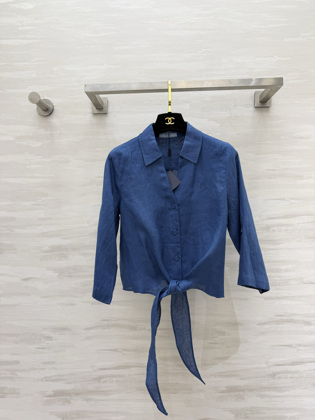 NO:889865,Prad Cure Klein Blue Linen Shirt, natural ramie fabric with breathable texture, lapels, hem lace-up design, casual knotting, high-waisted version that can be shortened in seconds, three-quarter sleeves to modify the arm lines, small logo, low-key and elegant, full of laziness and relaxation, travel photo shoots, high-quality customization, available in stock first size S/M/L (S size bust 92, length 47),, prada, shirts,19860909Prad治愈克莱因蓝亚麻衬衫天然苎麻面料自带透气肌理感 翻领 下摆系带设计 随性打结秒变短款高腰版型 七分袖修饰手臂线条 小logo低调显贵 慵懒松弛感拉满 出游拍照巨出片 高品质定制 现货首发sizeS/M/L（s码胸围92,衣长47),,prada,shirts,,Women's clothing