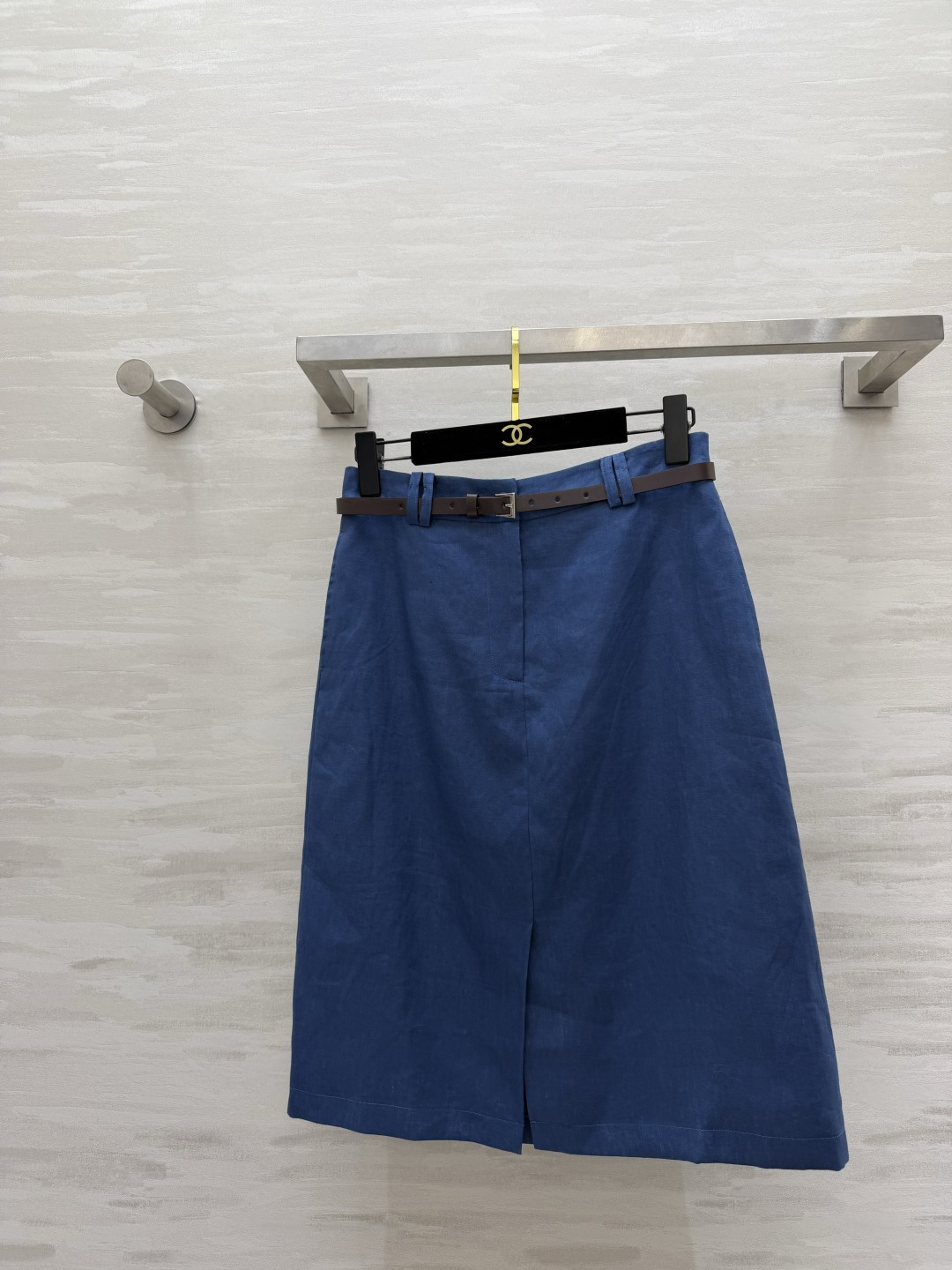 NO:889876,Prad same color linen skirt｜Perfect set with top. Natural washed linen fabric. Breathable, dry and not stuffy. Comes with retro brown belt. Easily tighten the waistline. A-line version with front slit. Modifies hip width and calf line. The mid-length is decent and generous. Suitable for commuting and outing. A complete set of upper body. The French style of relaxation can be directly pulled up. High-quality customization  The first available sizes are S/M/L (S size waist 66, hip 88, skirt length 60), prada, skirts,19860909Prad同色系亚麻半裙｜和上衣完美成套天然水洗亚麻面料 透气干爽不闷汗 附赠复古棕色皮带 轻松收紧腰线 前开衩A字版型 修饰胯宽、小腿线条 中长长度得体大方 通勤出游都合适 一整套上身 法式松弛感直接拉满 高品质定制 现货首发sizeS/M/L（s码腰围66,臀围88,裙长60）,,prada,skirts,,Women's clothing