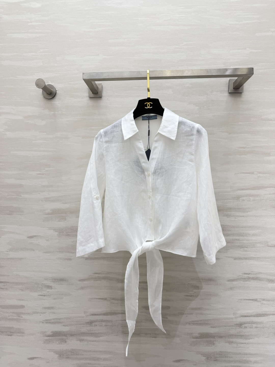NO:889883,Prad pure white shirt, natural ramie fabric with breathable texture. Lapel and hem lace-up design. Casual knotting to shorten the high-waisted version in seconds. Three-quarter sleeves modify the arm lines. Small logo is low-key and dignified. Lazy and relaxed feeling. Great travel photo shoot. High-quality customization. Ready stock first size S/M/L (S size bust 92, length 47), prada, shirts,19860909Prad纯白系衬衫天然苎麻面料自带透气肌理感 翻领 下摆系带设计 随性打结秒变短款高腰版型 七分袖修饰手臂线条 小logo低调显贵 慵懒松弛感拉满 出游拍照巨出片 高品质定制 现货首发sizeS/M/L（s码胸围92,衣长47）,,prada,shirts,,Women's clothing