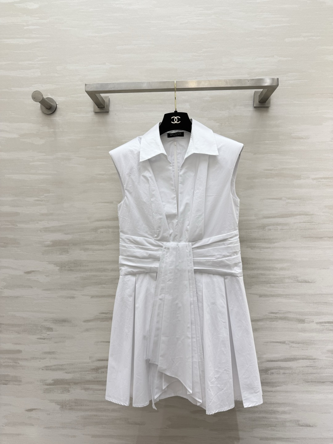 NO:889902,Balmai Cool White Moonlight Shirt Dress Classic Lapel Sleeveless Design Neat and Elegant Deep V Placket Multi-layered pleats at the waist to create a slim waist Irregular front ribbon Pleated skirt weakens the flesh of the crotch High-count worsted cotton material is stiff and stylish Not easy to collapse and deform Can be used for commuting, dating, and vacations Full of pure desire atmosphere High-quality customization  Available in stock first size S/M/L (S size bust 80, skirt length 80), balmain, balmain, skirts, shirts,19860909Balmai巴尔曼 清冷感白月光衬衫连衣裙经典翻领无袖设计 利落又显贵 深V门襟 腰部多层收褶强力打造小蛮腰 前襟不规则飘带 百褶裙摆 弱化胯部肉肉 高支精纺棉料挺括有型 不易软塌变形通勤、约会、度假都能hold住 纯欲氛围感拉满 高品质定制 现货首发sizeS/M/L（s码胸围80,裙长80）,,balmain,balmain,skirts,shirts,,Women's clothing